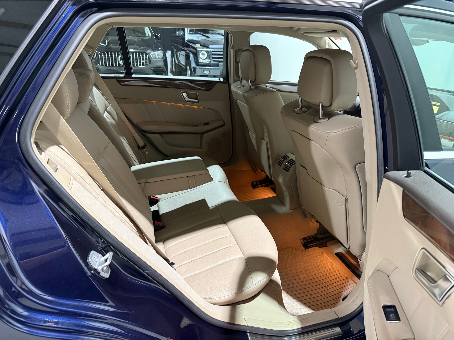 MERCEDES-BENZ E 350 CGI BlueEfficiency Elégance 4Matic 7G-Tronic-image-12