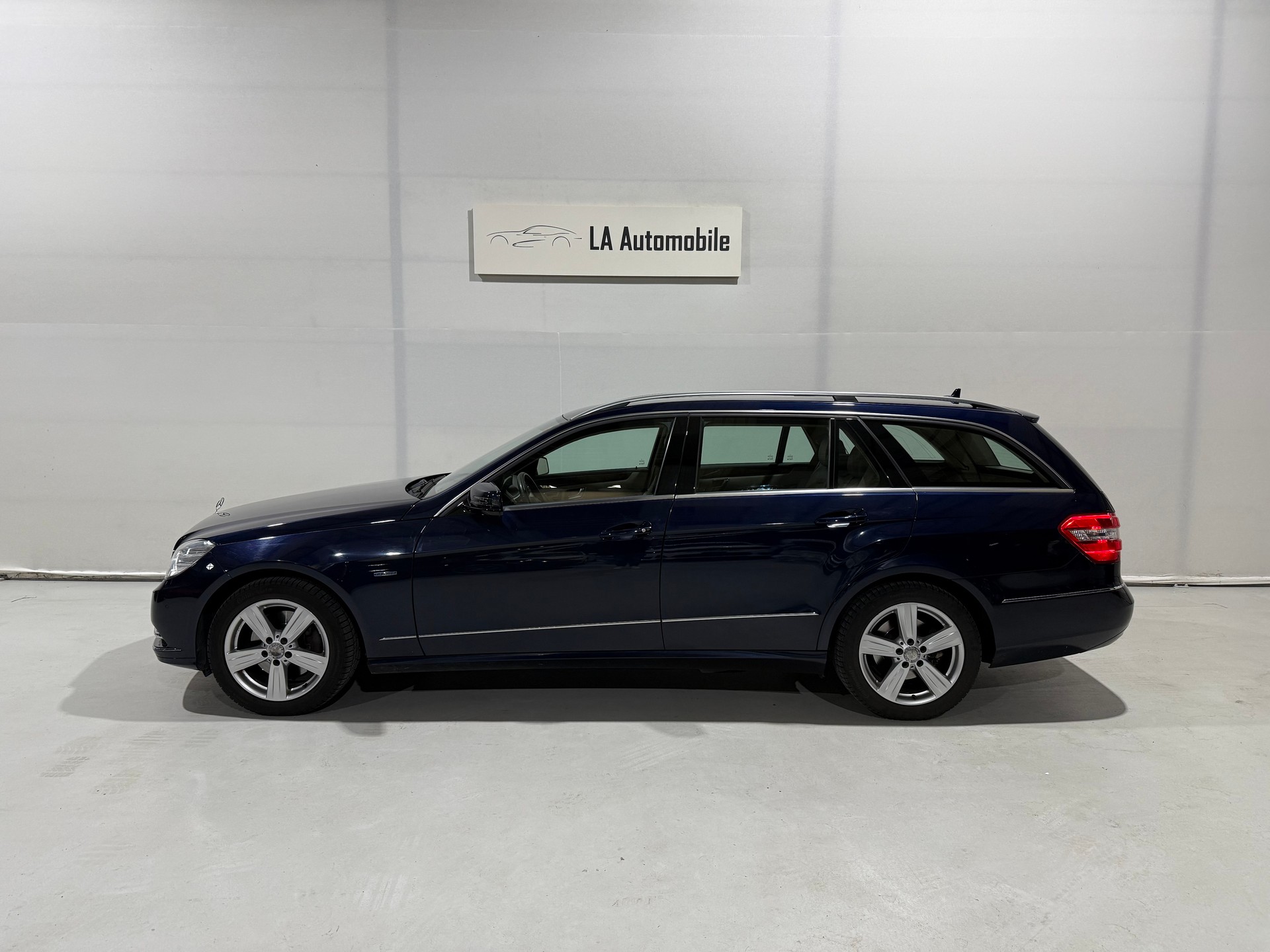 MERCEDES-BENZ E 350 CGI BlueEfficiency Elégance 4Matic 7G-Tronic-image-2