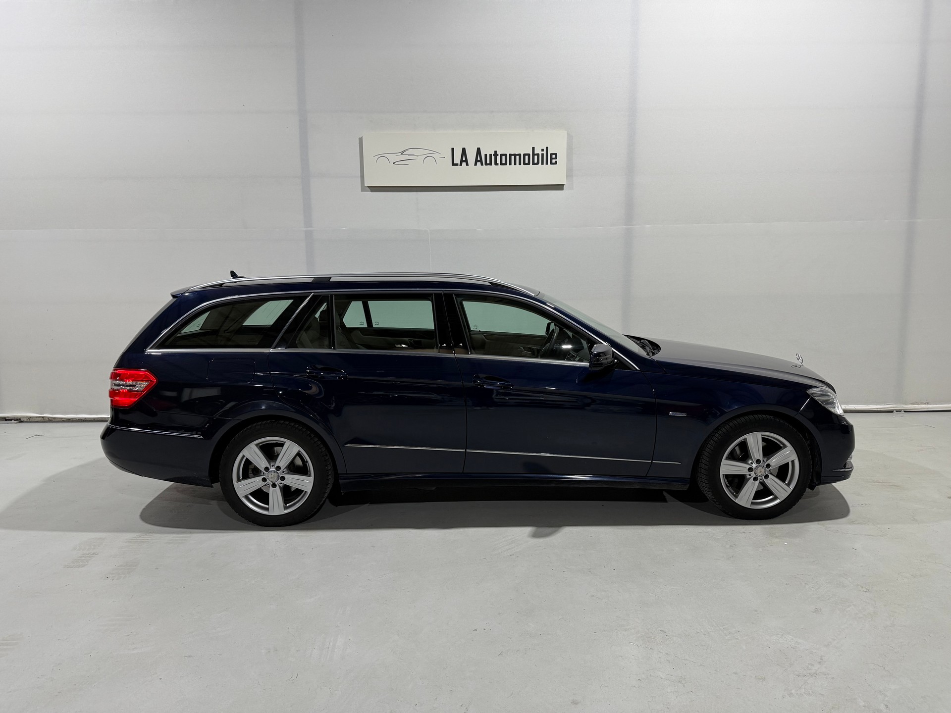 MERCEDES-BENZ E 350 CGI BlueEfficiency Elégance 4Matic 7G-Tronic-image-6