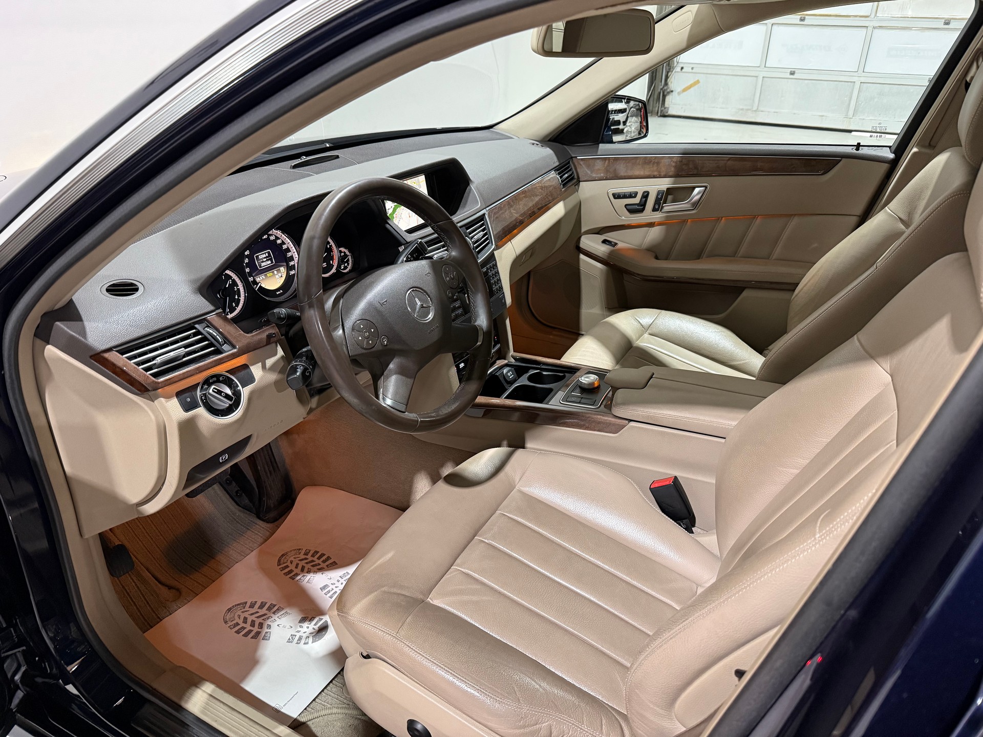 MERCEDES-BENZ E 350 CGI BlueEfficiency Elégance 4Matic 7G-Tronic-image-10