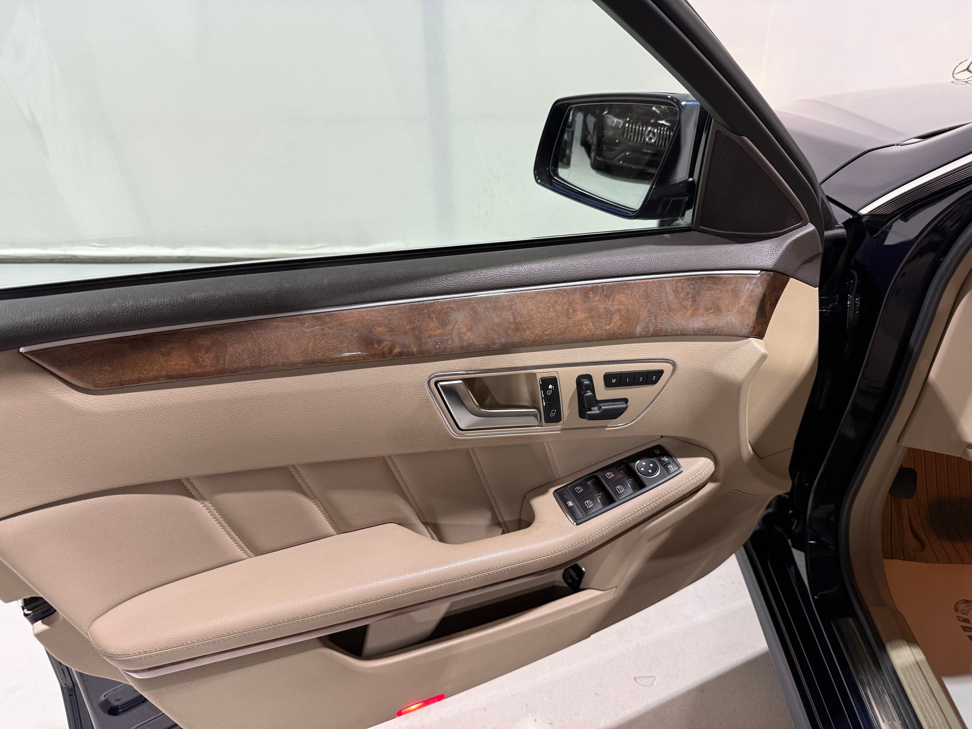 MERCEDES-BENZ E 350 CGI BlueEfficiency Elégance 4Matic 7G-Tronic-image-14