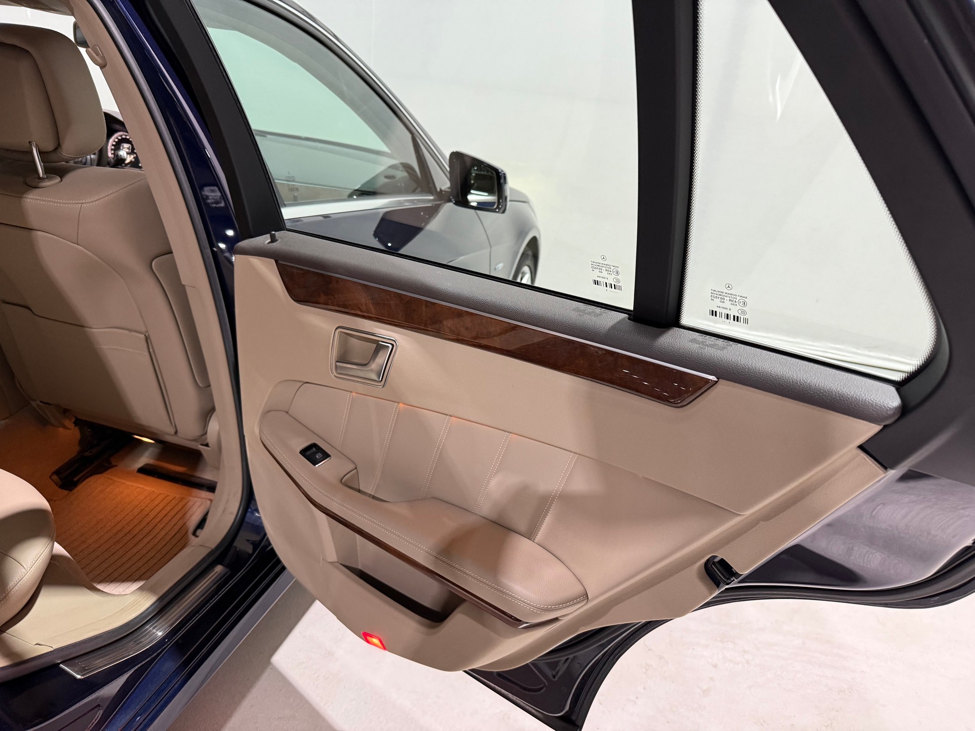 MERCEDES-BENZ E 350 CGI BlueEfficiency Elégance 4Matic 7G-Tronic-image-13