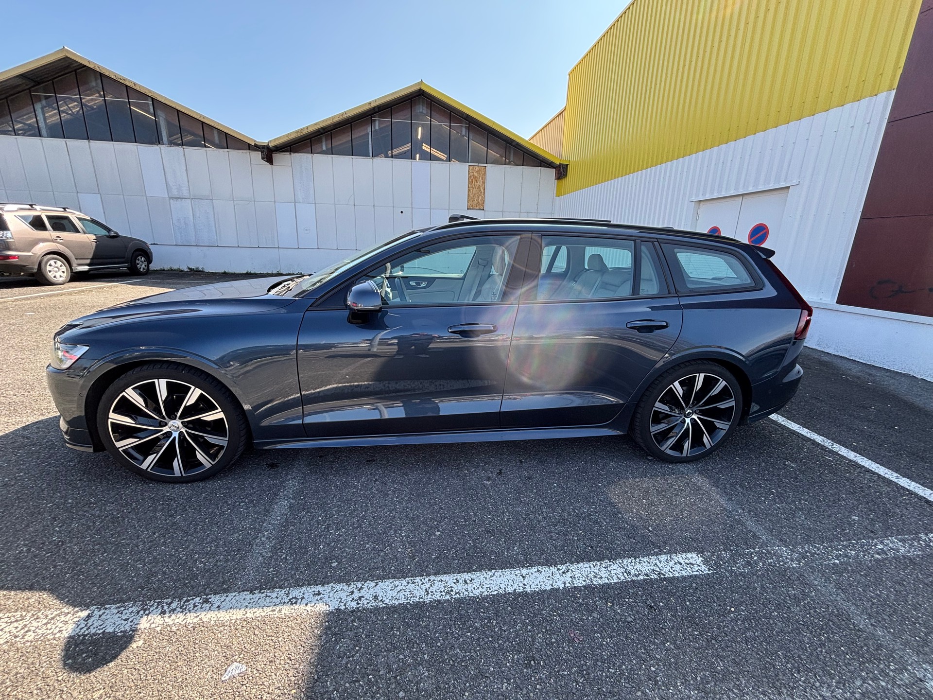 VOLVO V60 D4 Momentum Geartronic-image-1