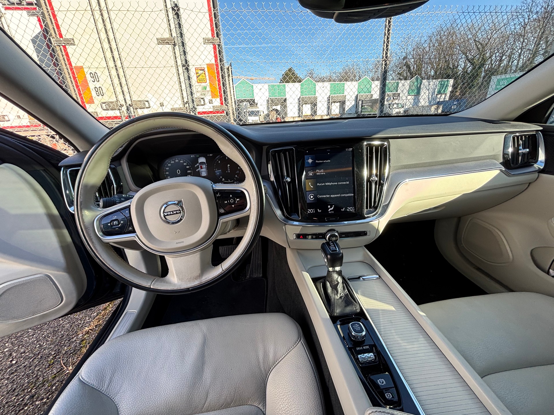 VOLVO V60 D4 Momentum Geartronic-image-14