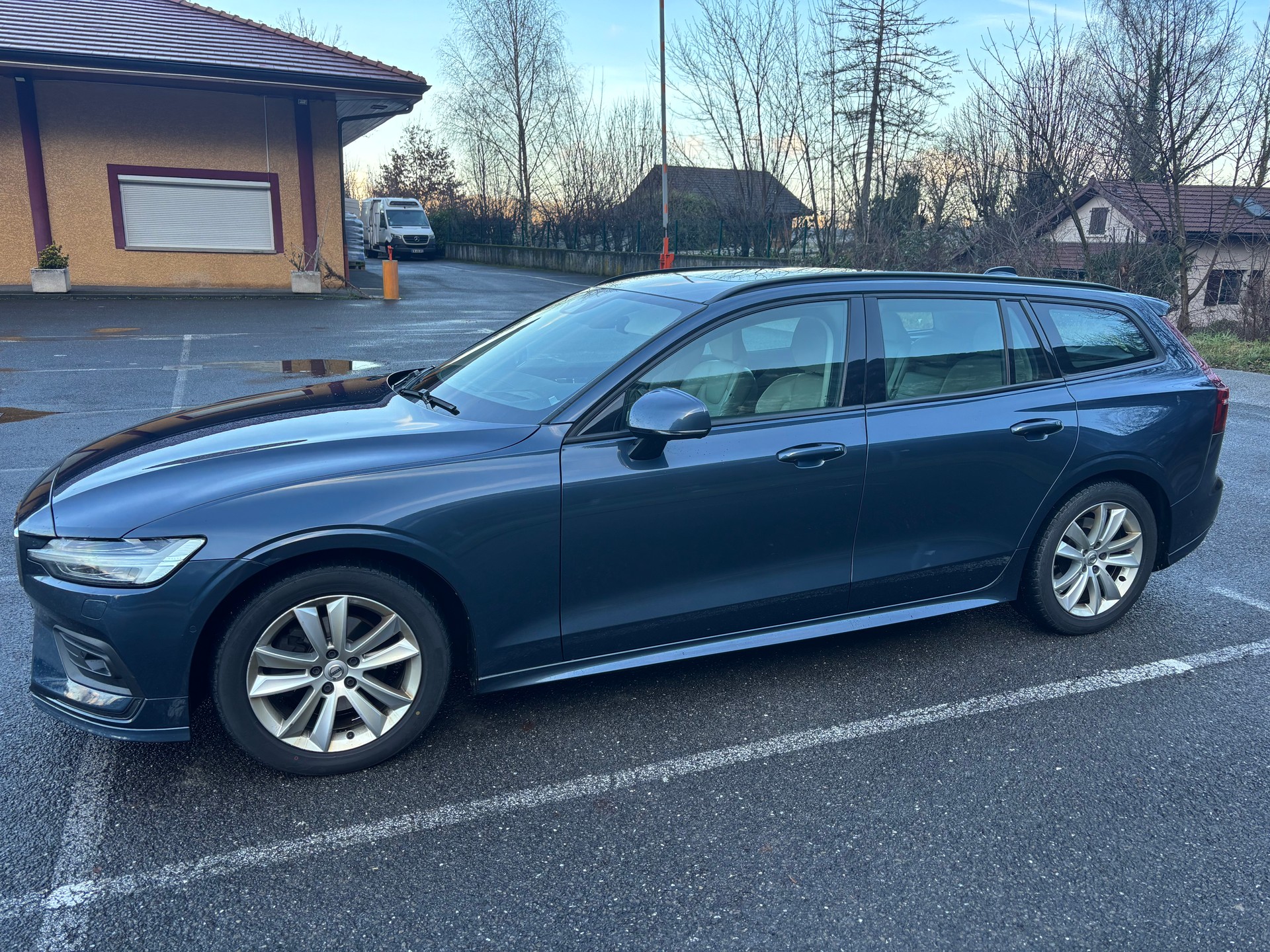 VOLVO V60 D4 Momentum Geartronic-image-7