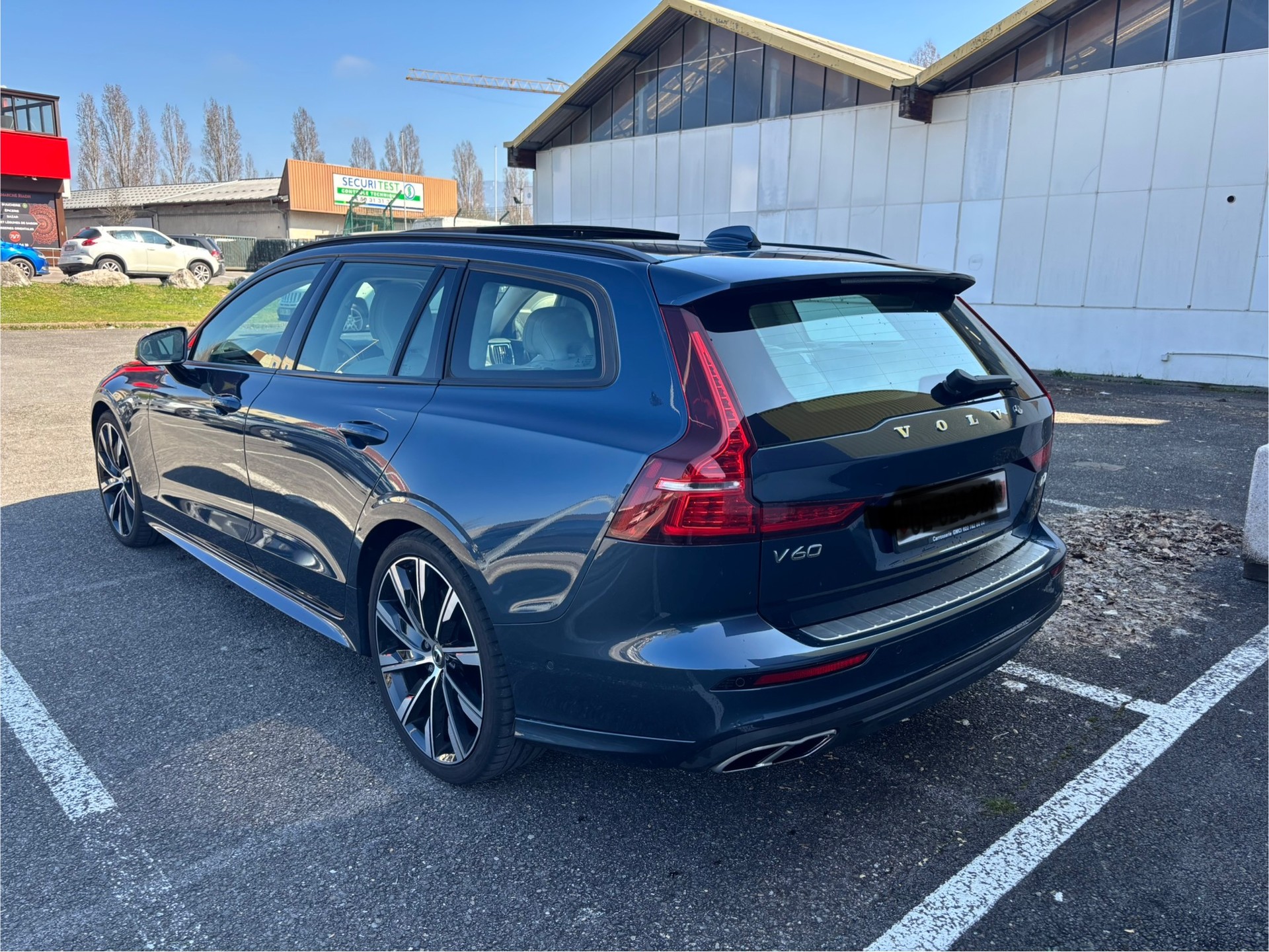 VOLVO V60 D4 Momentum Geartronic-image-2