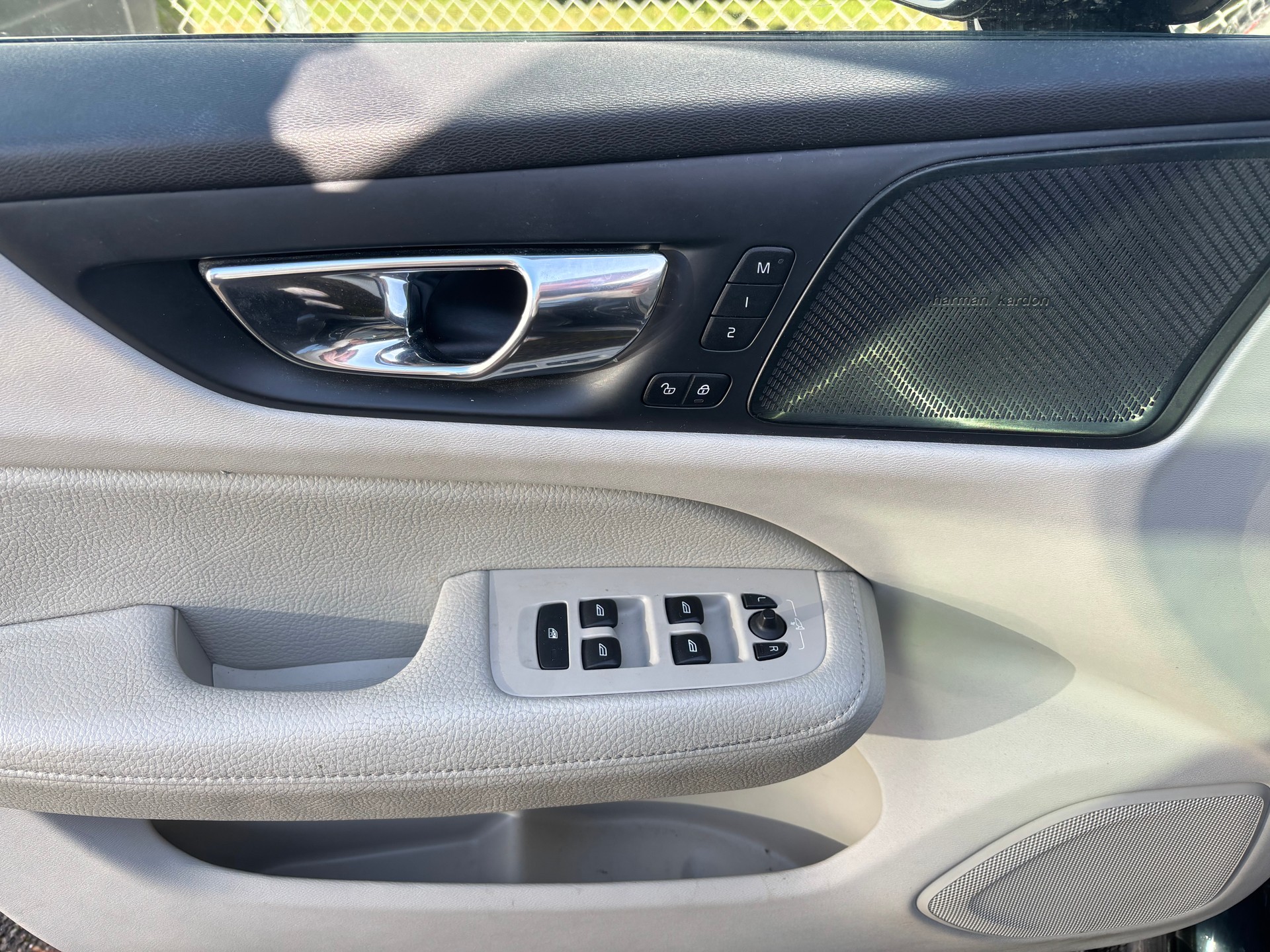 VOLVO V60 D4 Momentum Geartronic-image-9