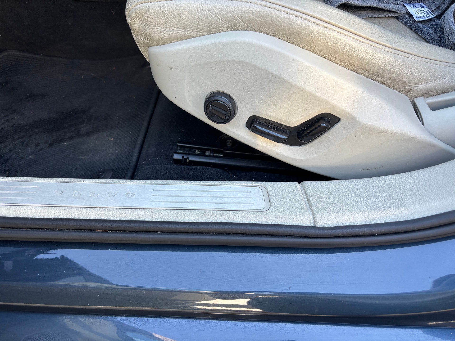 VOLVO V60 D4 Momentum Geartronic-image-10