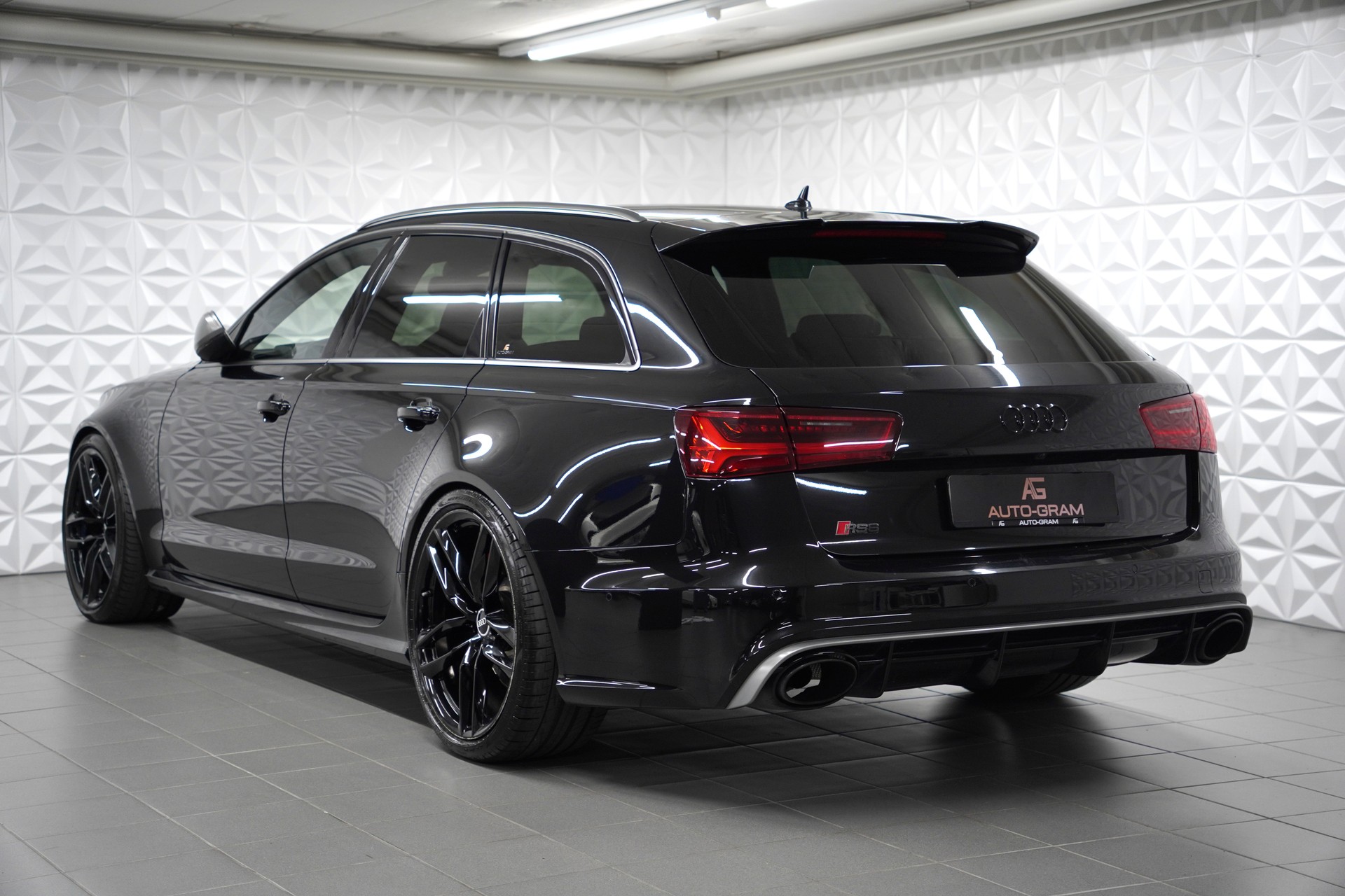 AUDI RS6 Avant 4.0 TFSI V8 performance quattro-image-2