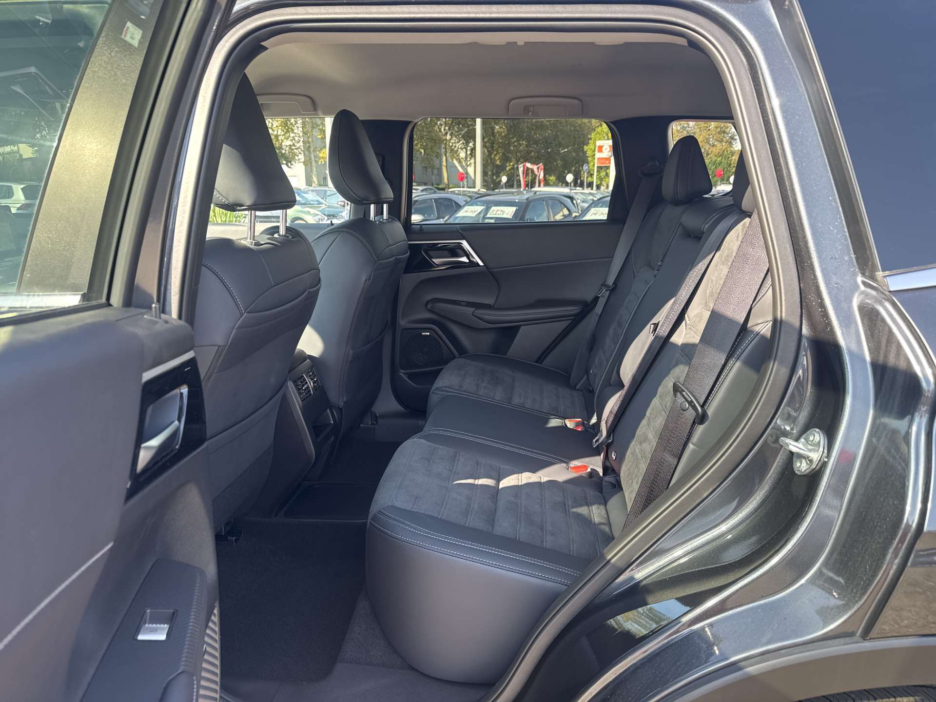 MITSUBISHI Outlander 2.4 PHEV Invite 306PS 4WD Automat-image-5
