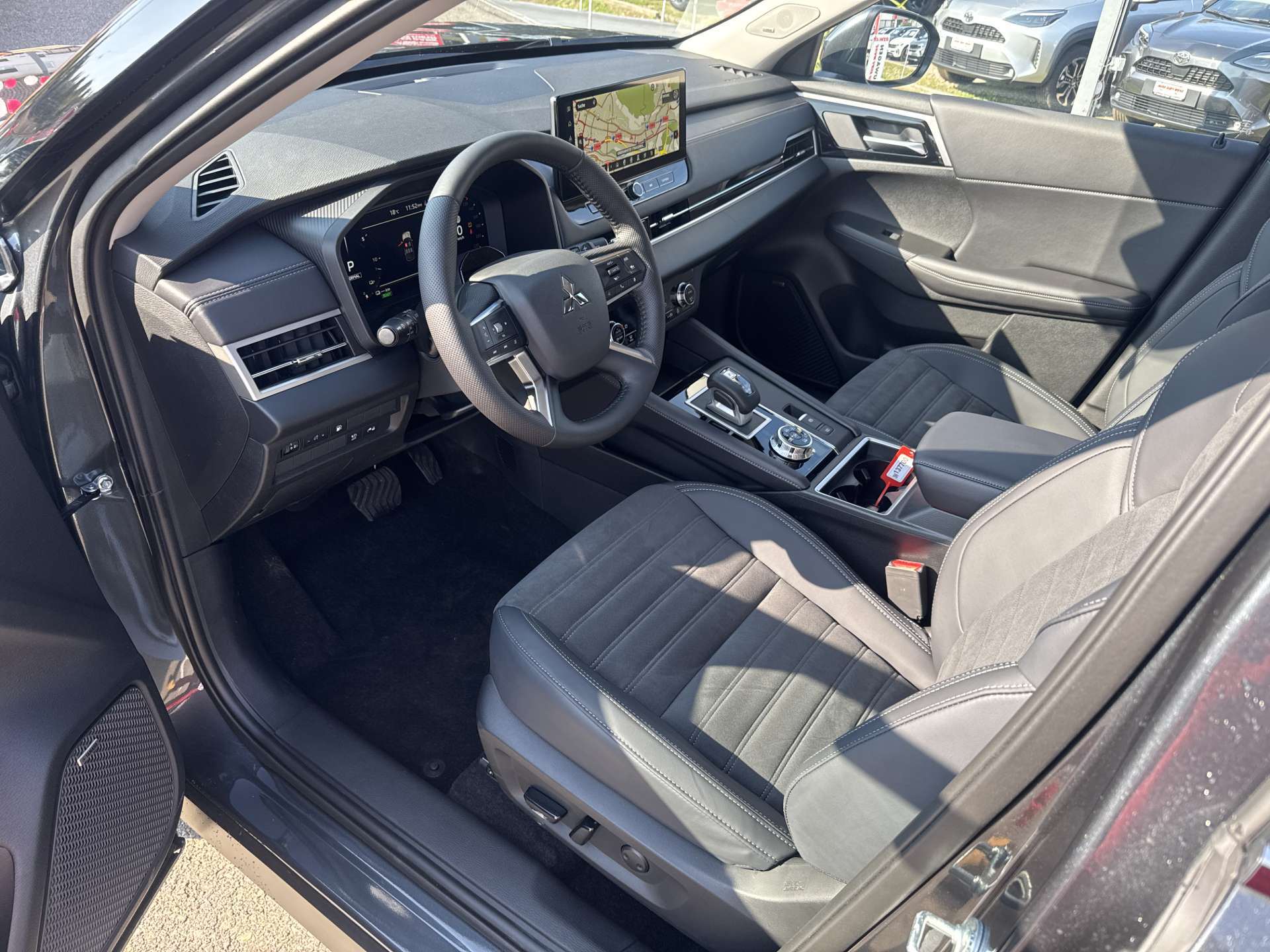MITSUBISHI Outlander 2.4 PHEV Invite 306PS 4WD Automat-image-4