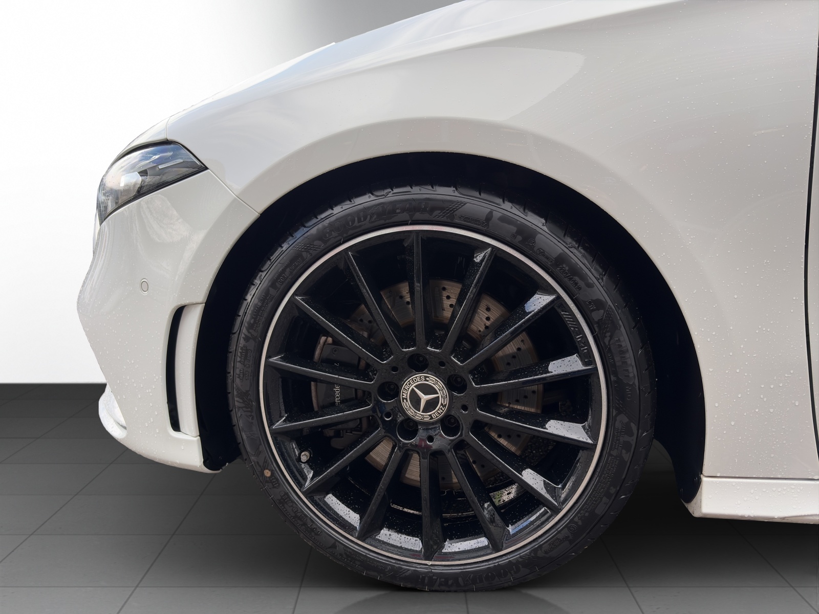 MERCEDES-BENZ A 250 AMG Line-image-4