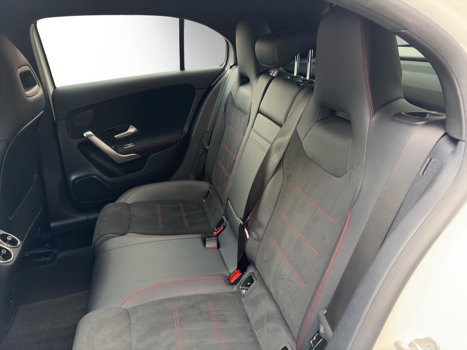 MERCEDES-BENZ A 250 AMG Line-image-9