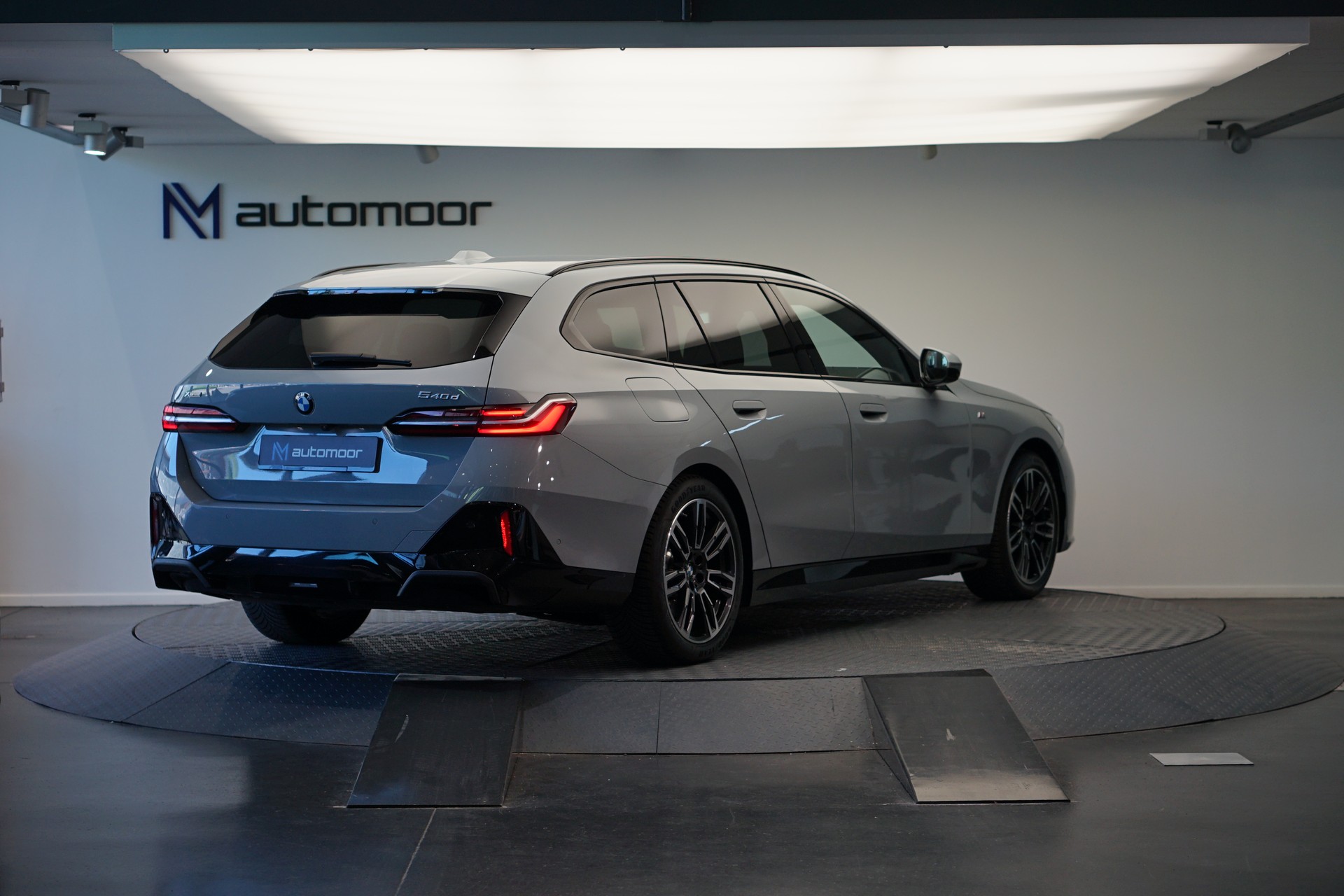 BMW 540d xDrive 48V Touring M Sport Steptronic *Standheizung* *AHK* *B&W* *Carbon*-image-4
