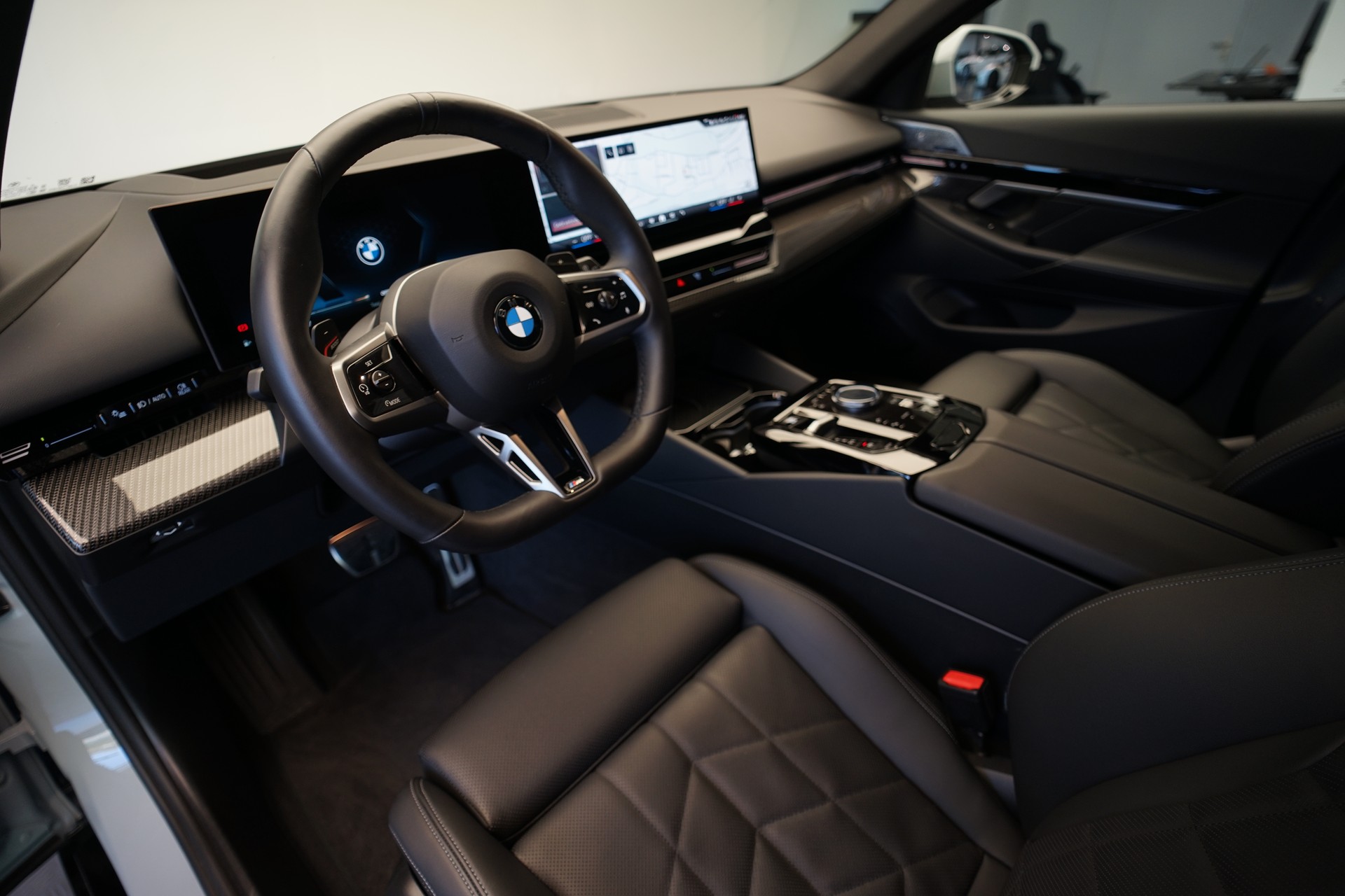 BMW 540d xDrive 48V Touring M Sport Steptronic *Standheizung* *AHK* *B&W* *Carbon*-image-14