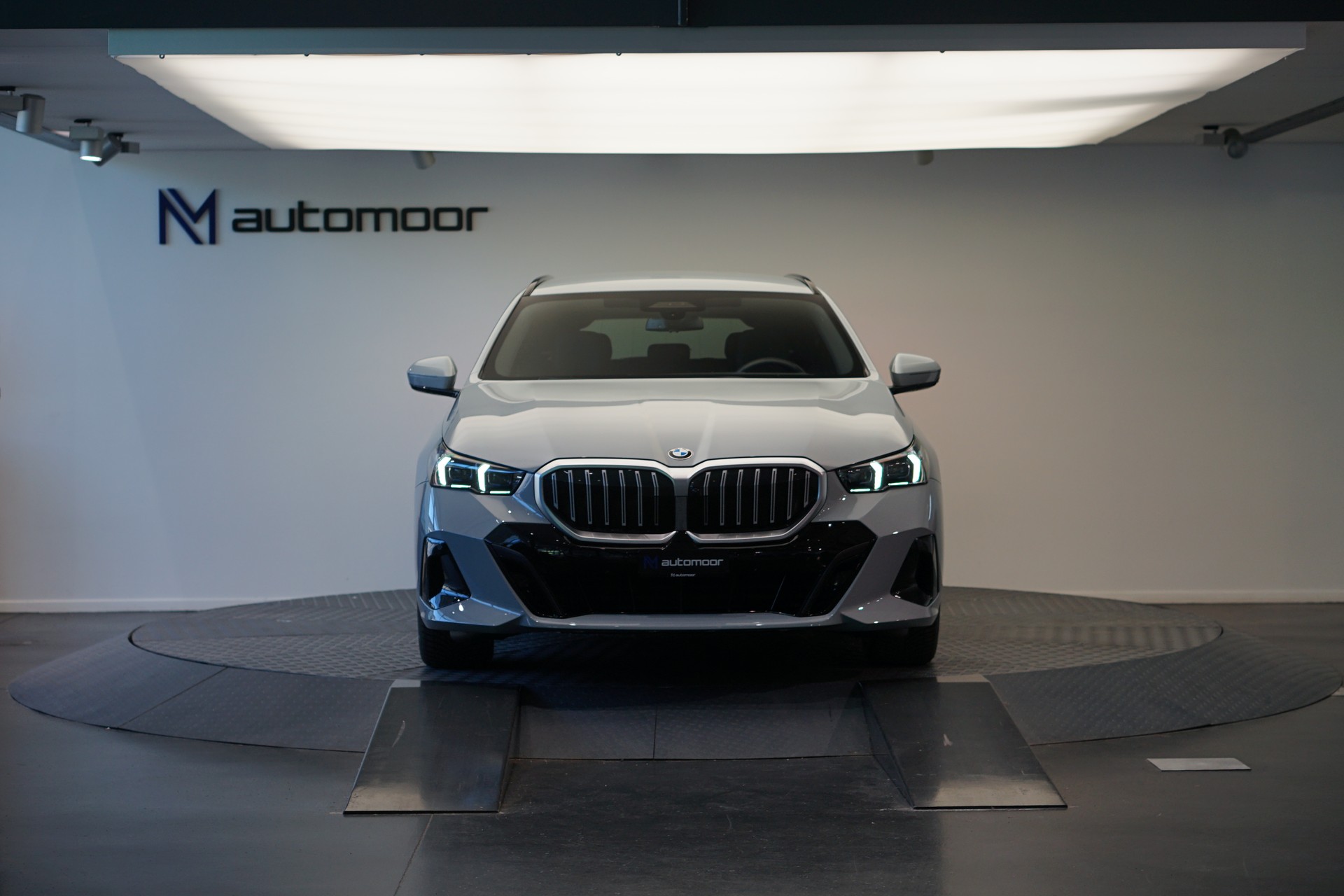BMW 540d xDrive 48V Touring M Sport Steptronic *Standheizung* *AHK* *B&W* *Carbon*-showroom-element-1