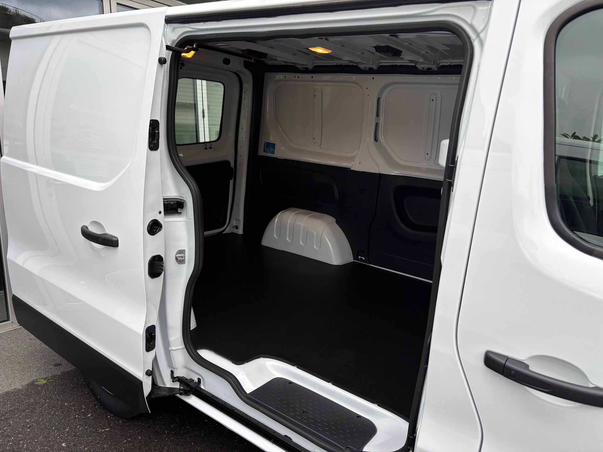 RENAULT Trafic 2.0 Blue dCi 130 Advance L1H1-image-8