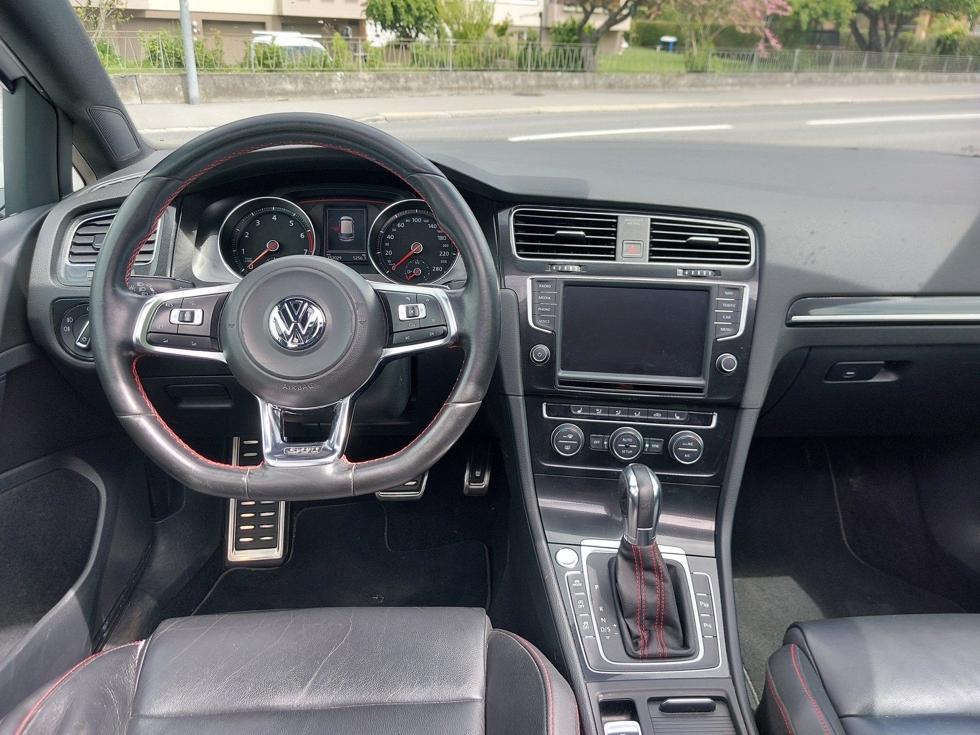 VW Golf 2.0 TSI GTI Performance DSG-image-4