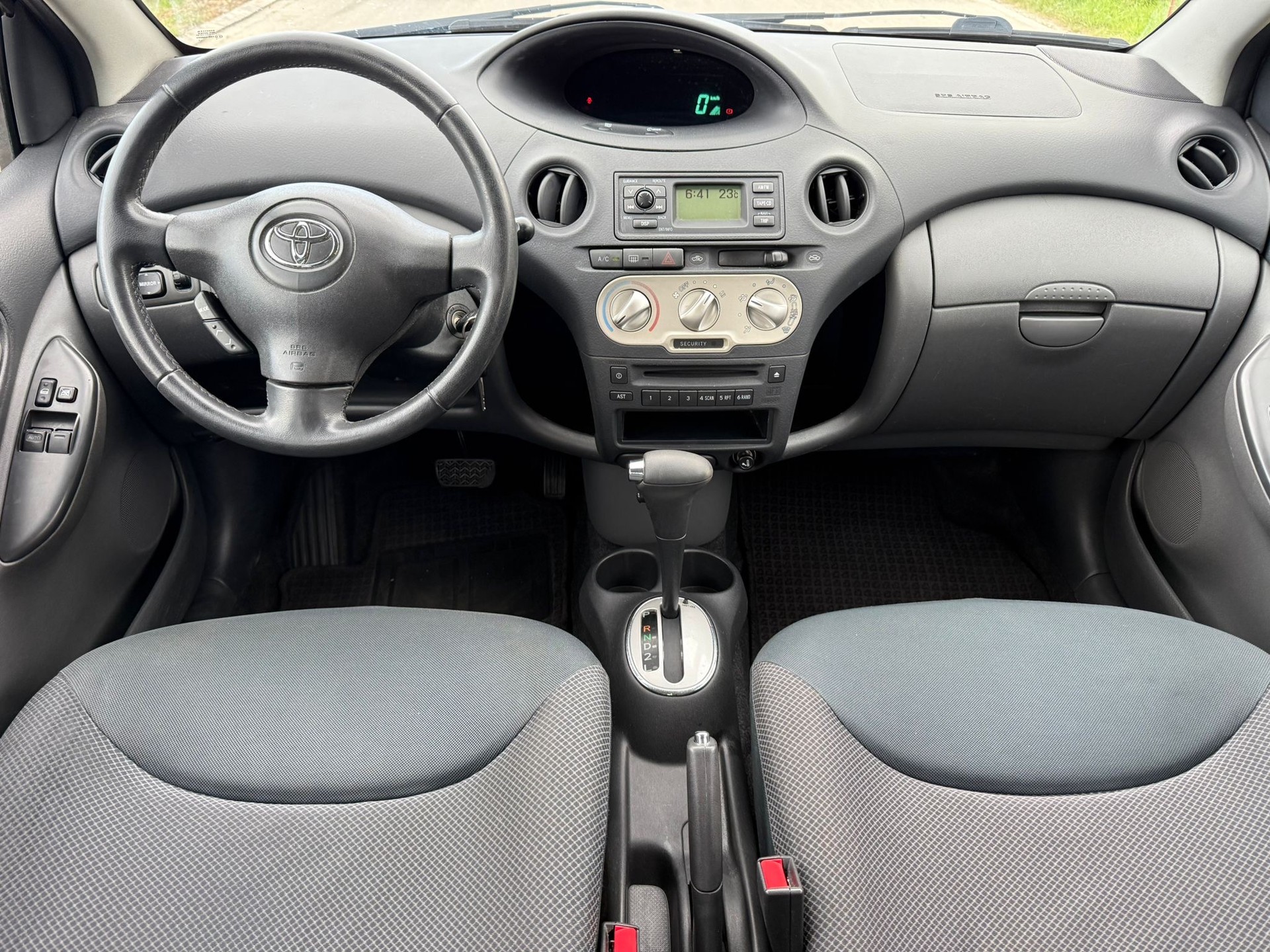 TOYOTA Yaris 1.3 Linea Sol-image-9