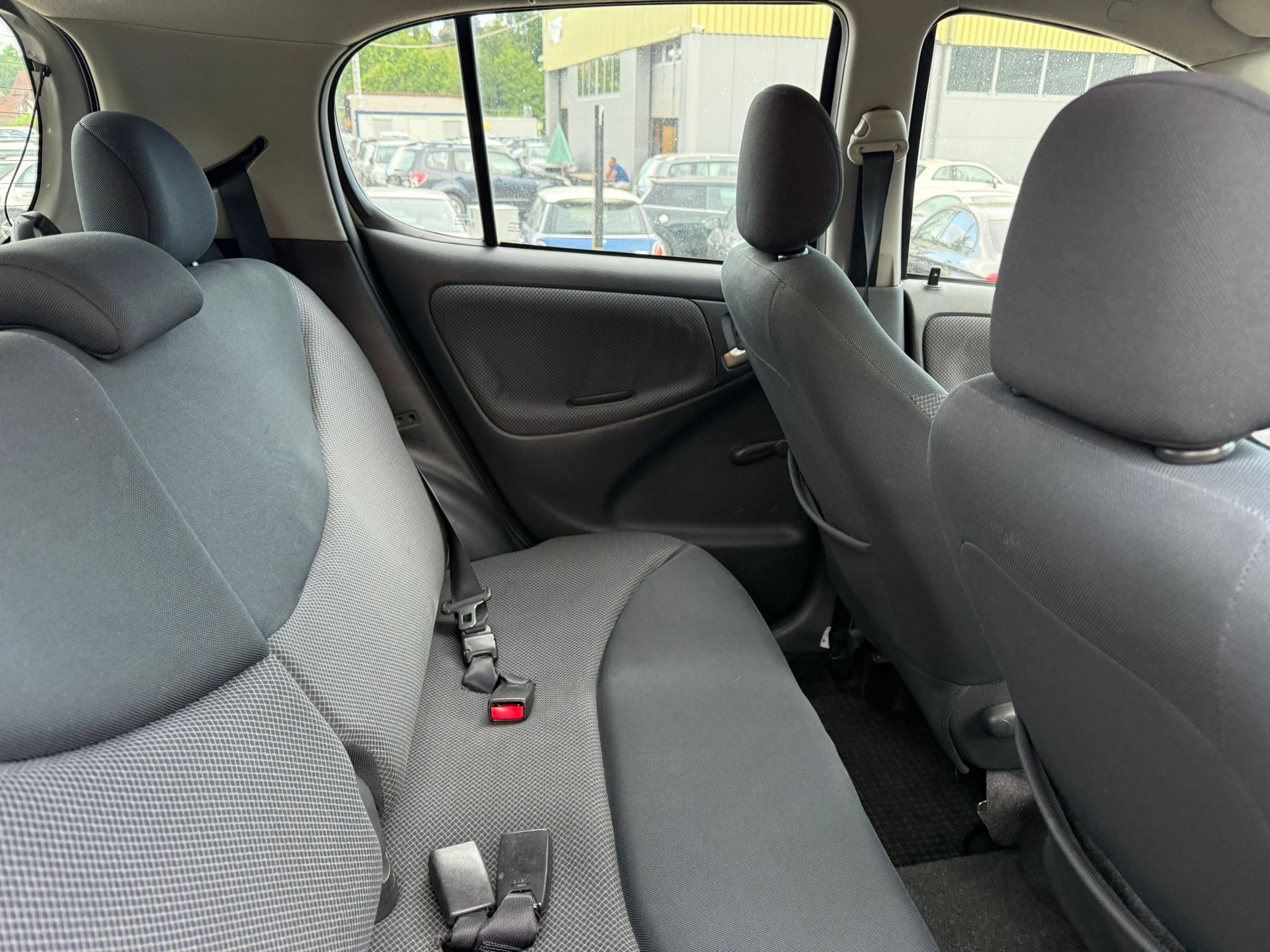 TOYOTA Yaris 1.3 Linea Sol-image-13