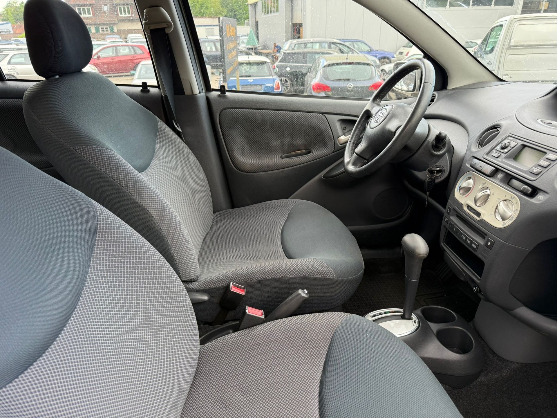 TOYOTA Yaris 1.3 Linea Sol-image-10
