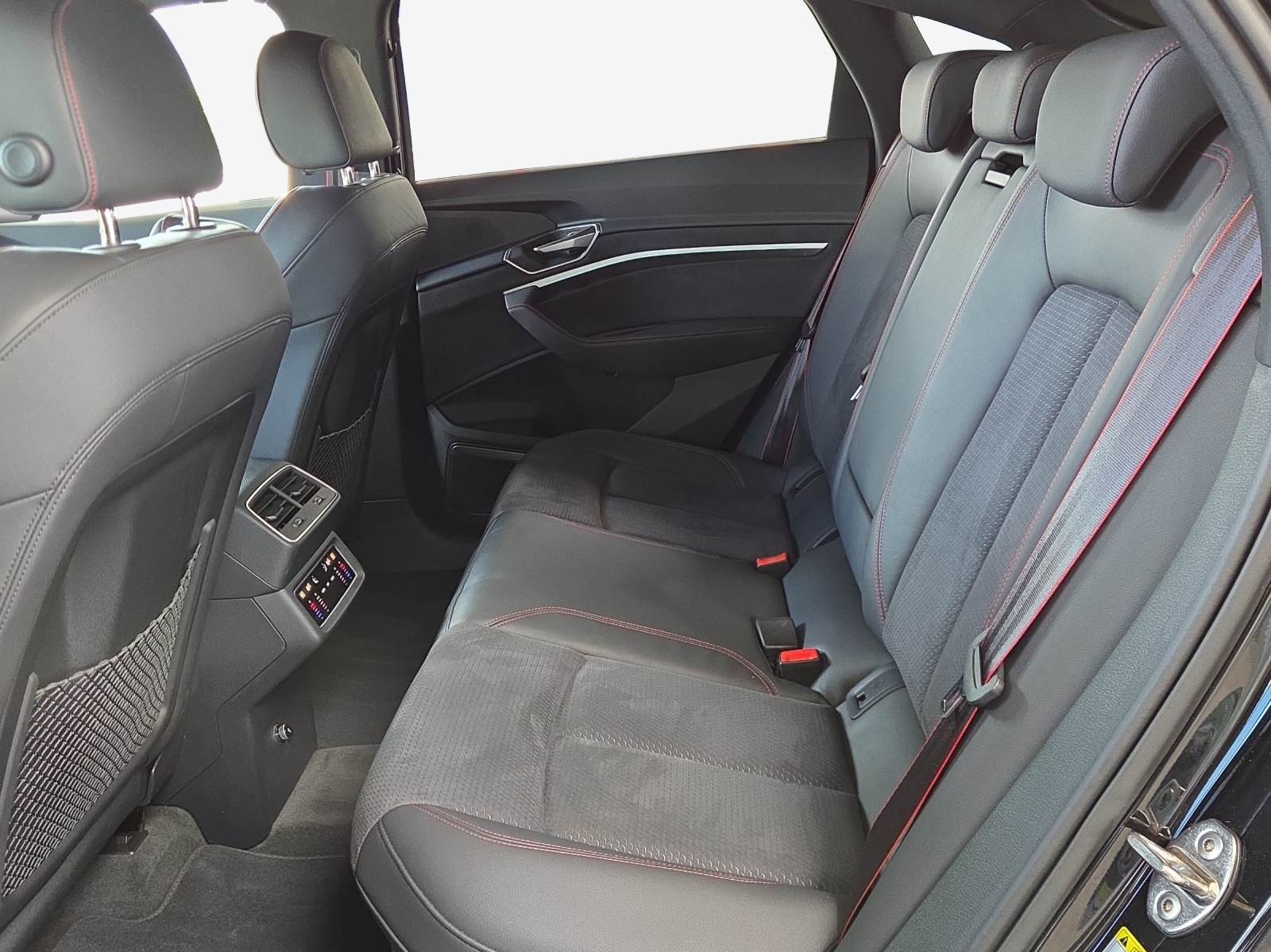 AUDI Q8 Sportback 55 e-tron Black Edition quattro-image-12