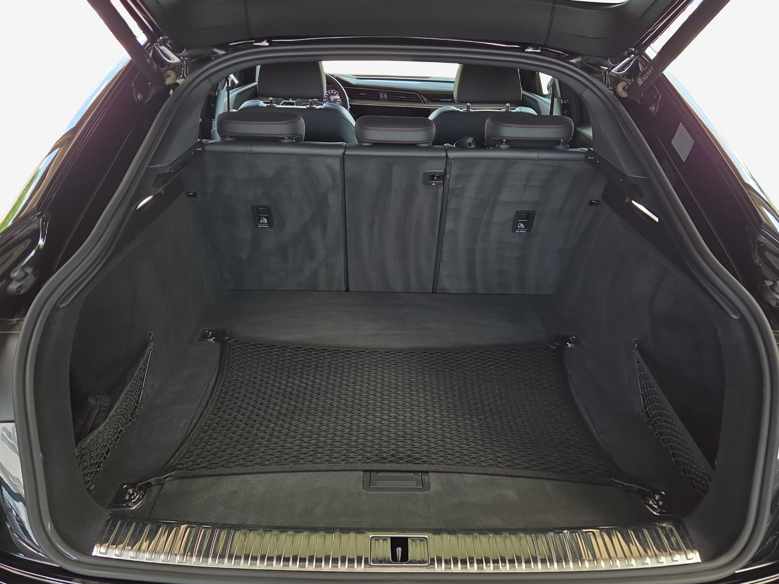 AUDI Q8 Sportback 55 e-tron Black Edition quattro-image-13