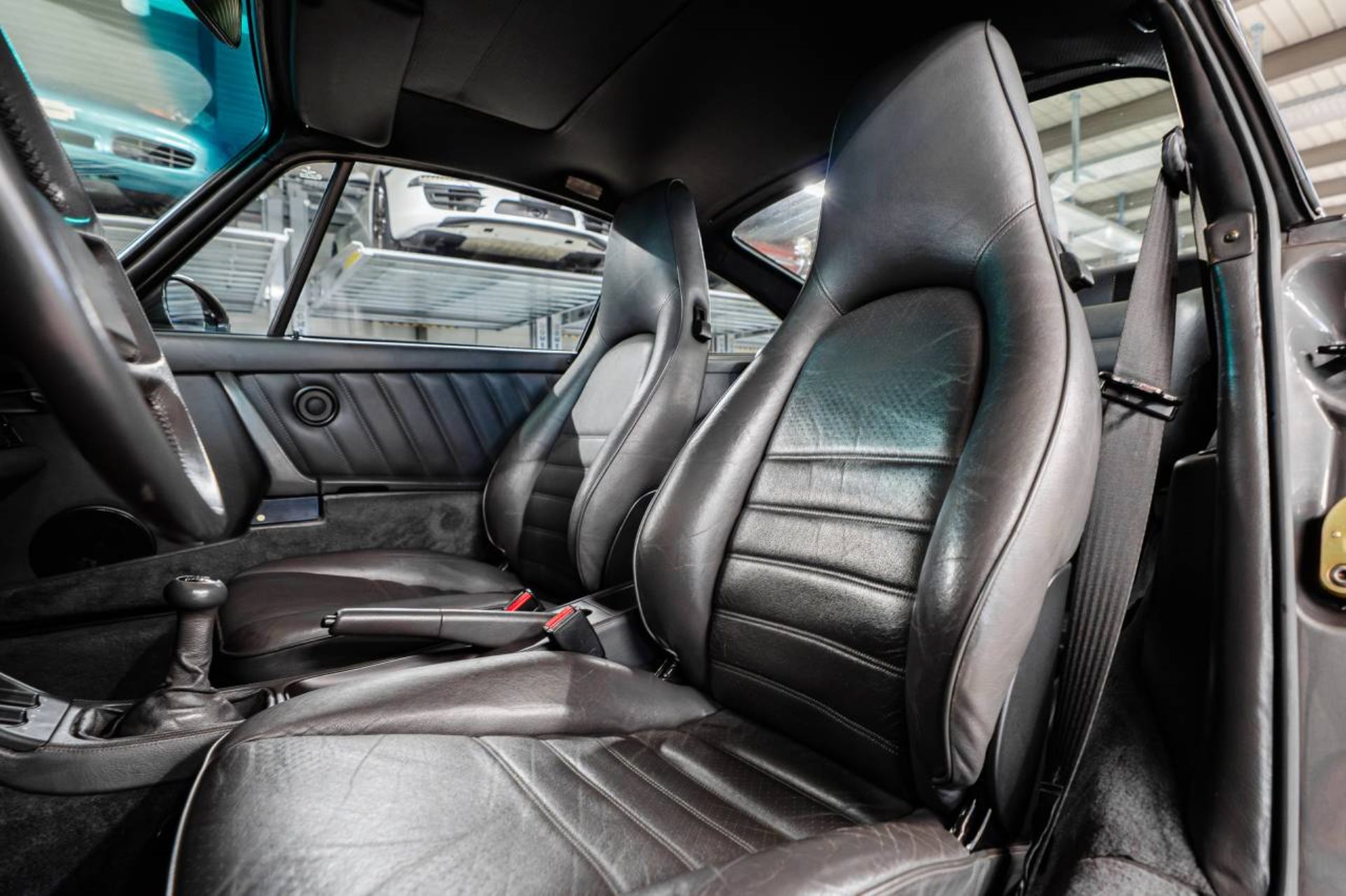PORSCHE 911 Carrera 4 Coupé-image-4