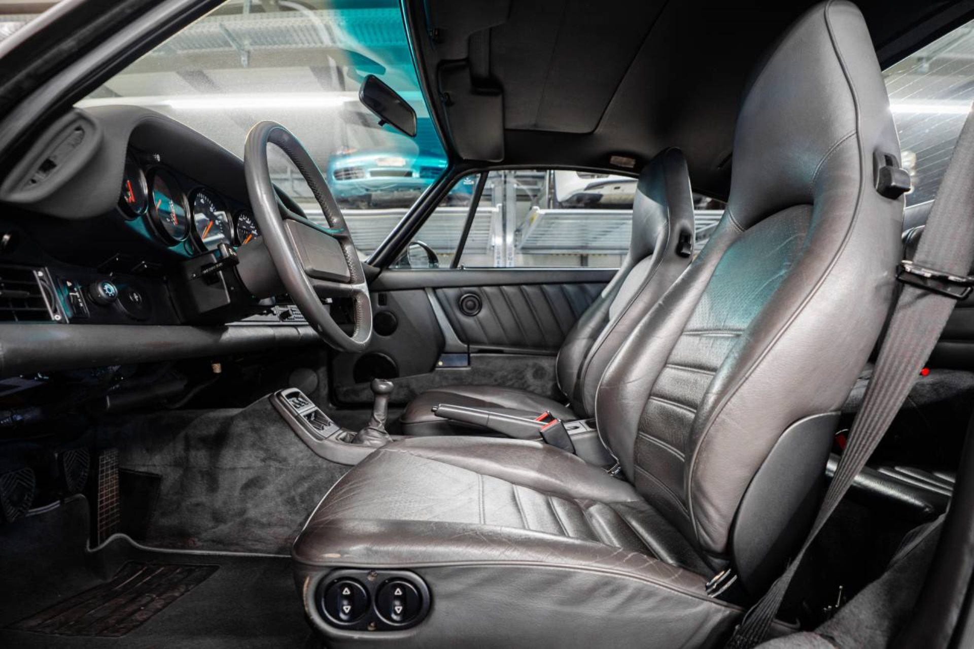 PORSCHE 911 Carrera 4 Coupé-image-15