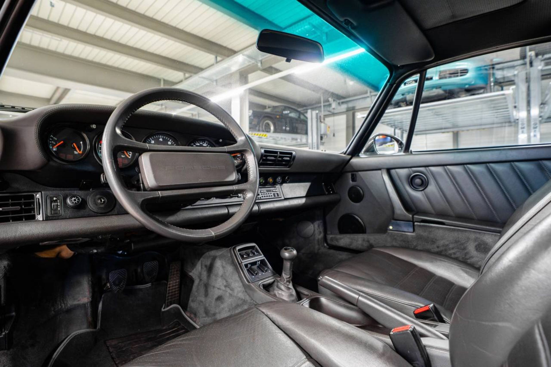 PORSCHE 911 Carrera 4 Coupé-image-3