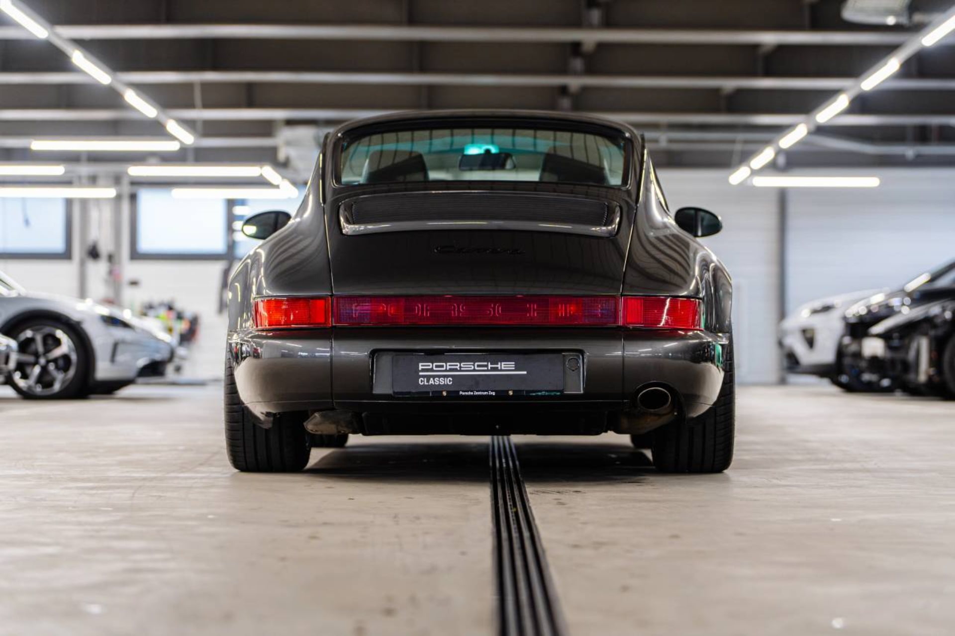PORSCHE 911 Carrera 4 Coupé-image-6