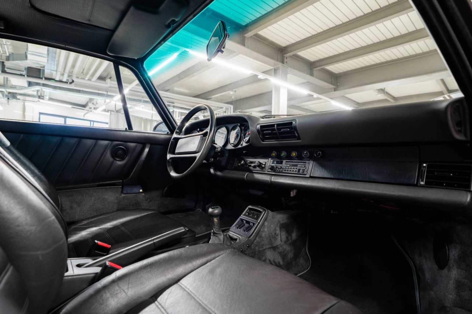 PORSCHE 911 Carrera 4 Coupé-image-17