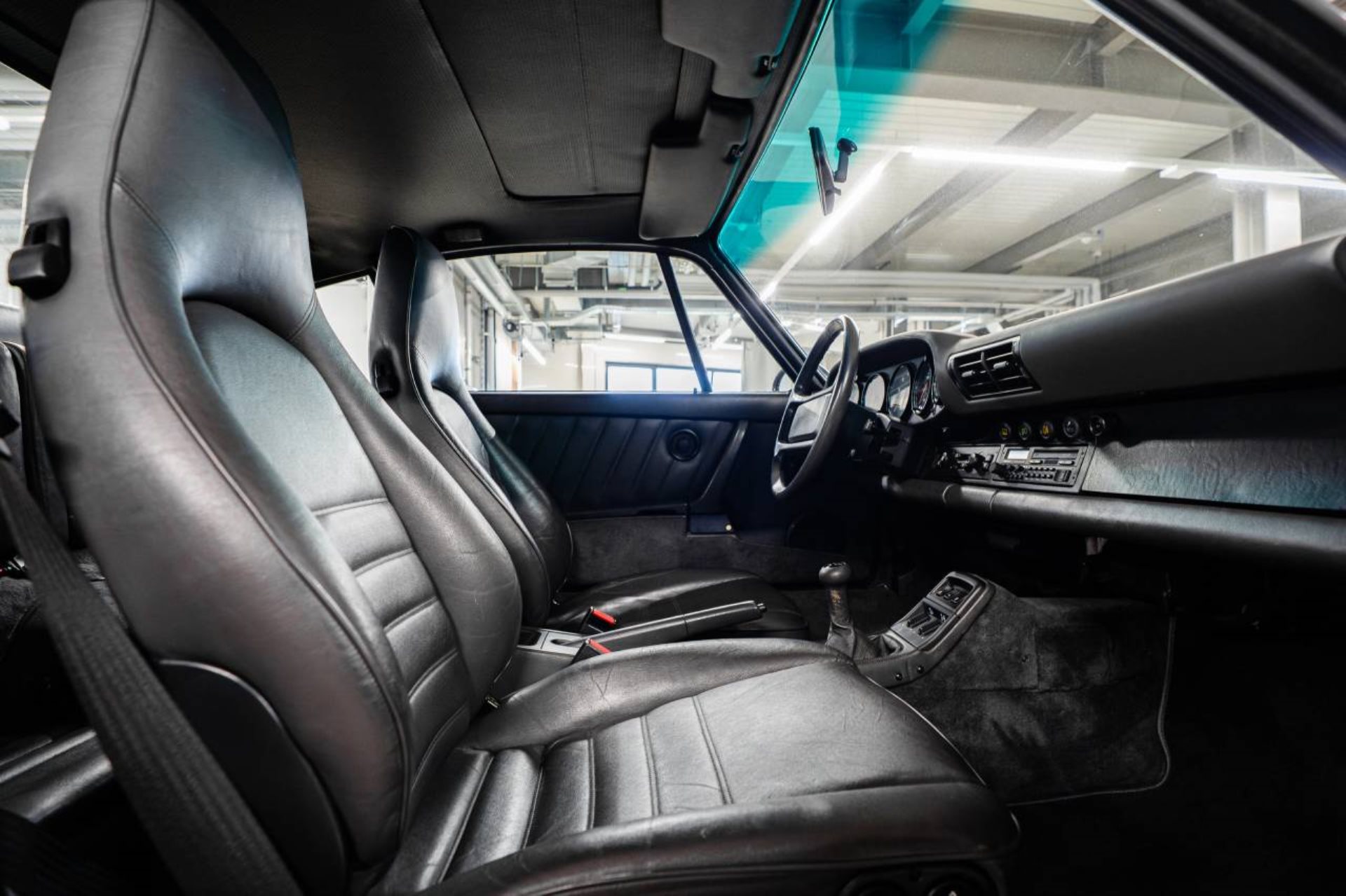 PORSCHE 911 Carrera 4 Coupé-image-18