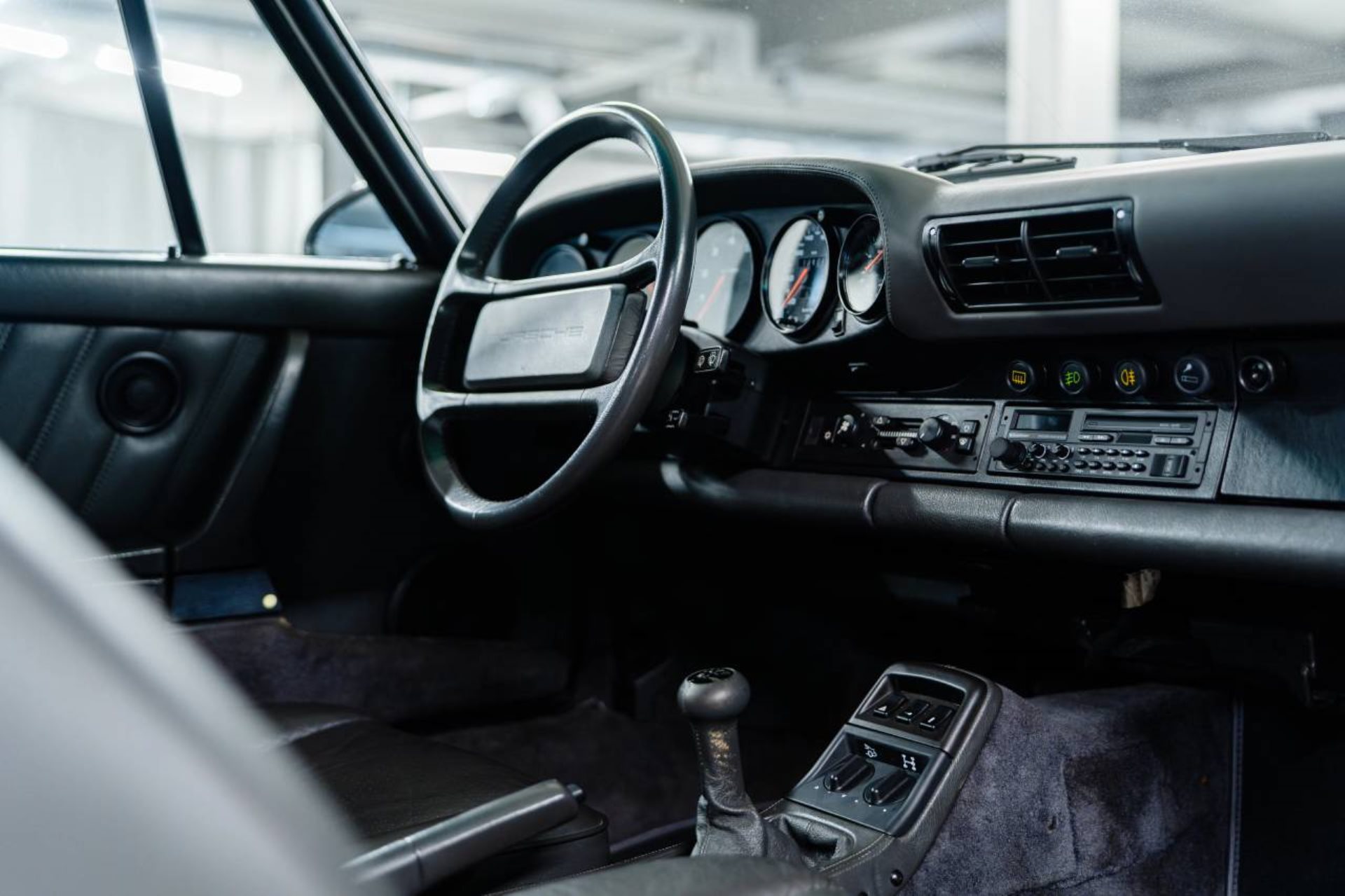 PORSCHE 911 Carrera 4 Coupé-image-19