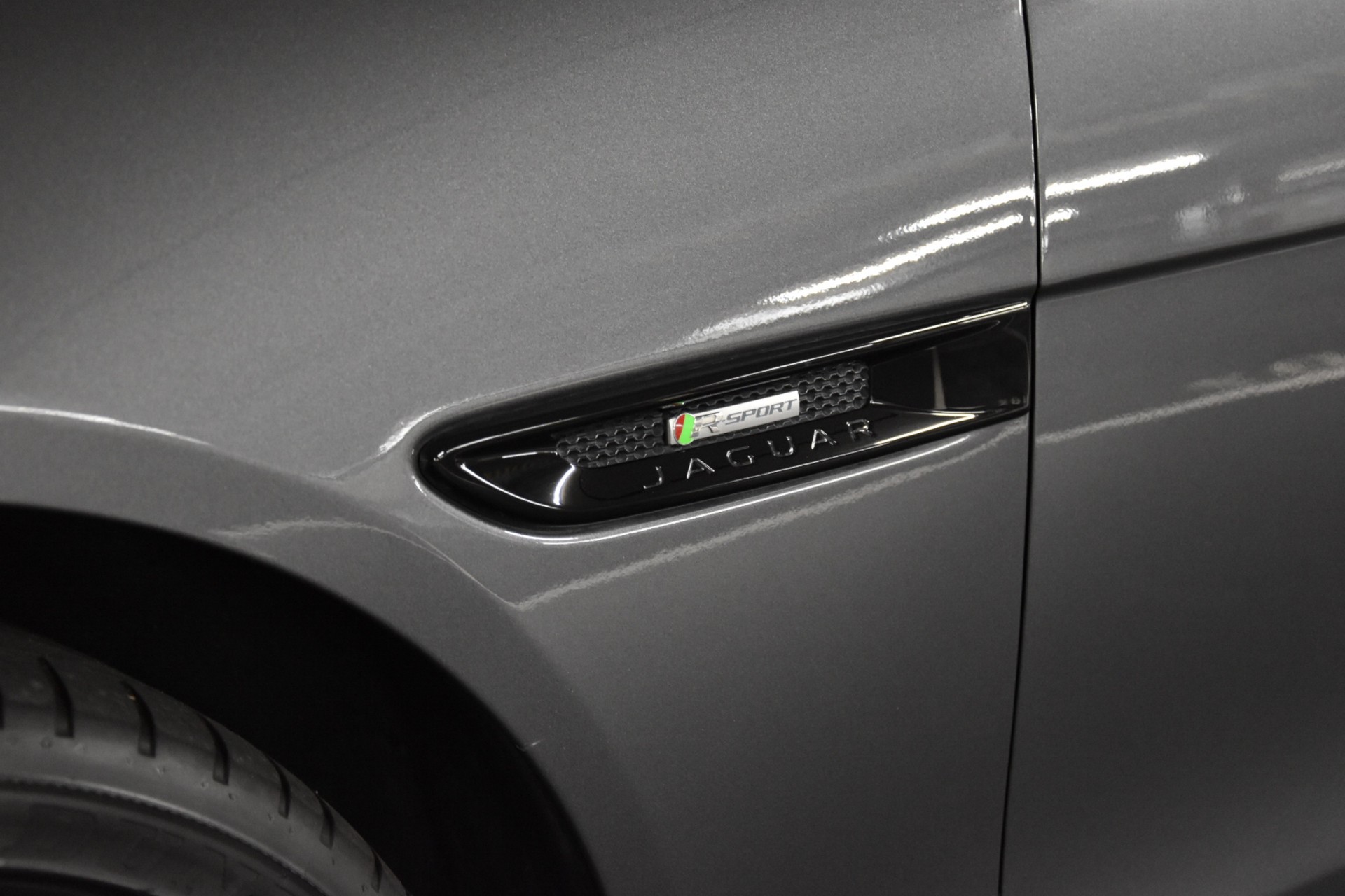 JAGUAR XE 20d R-Sport AWD Automat-image-3