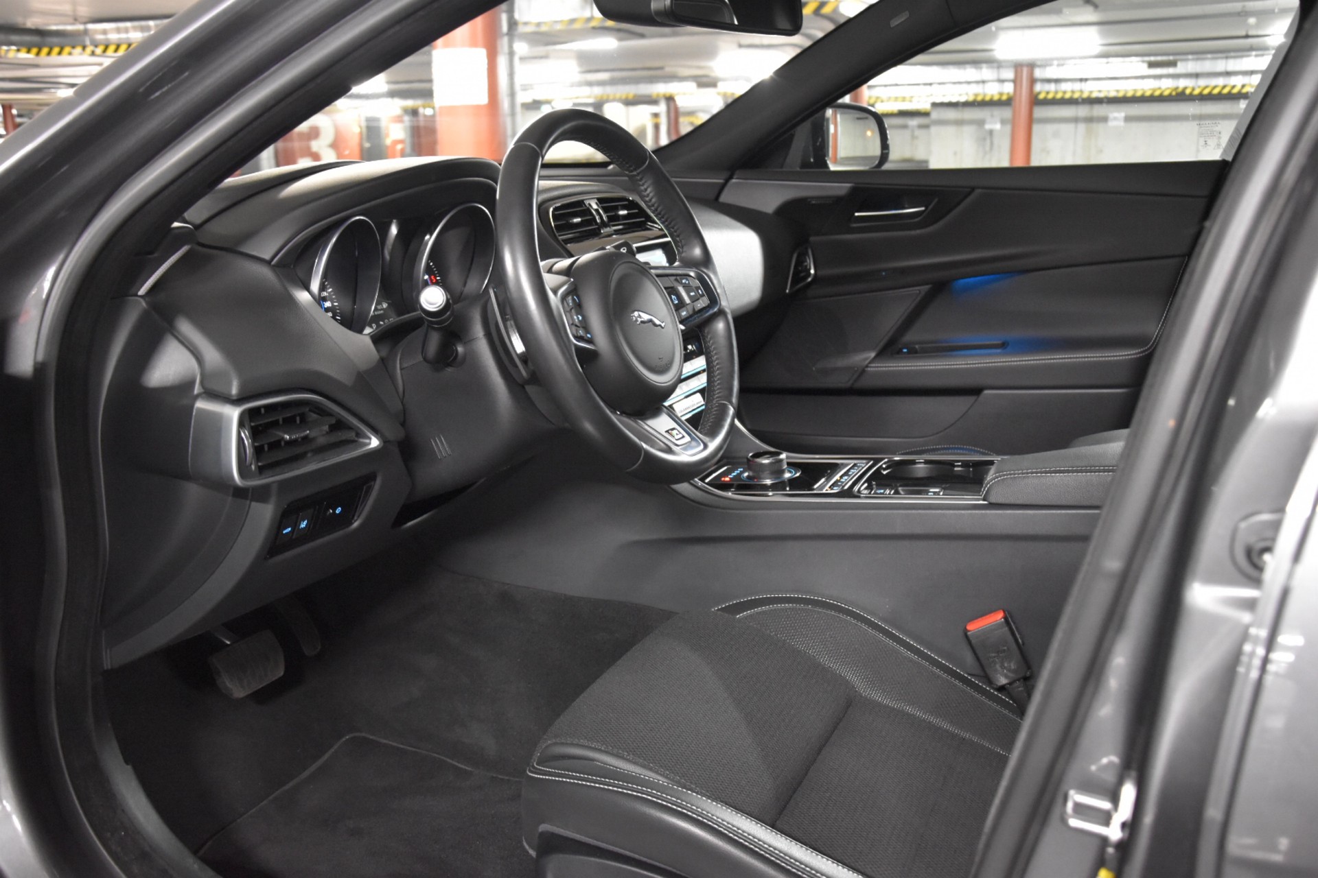 JAGUAR XE 20d R-Sport AWD Automat-image-26