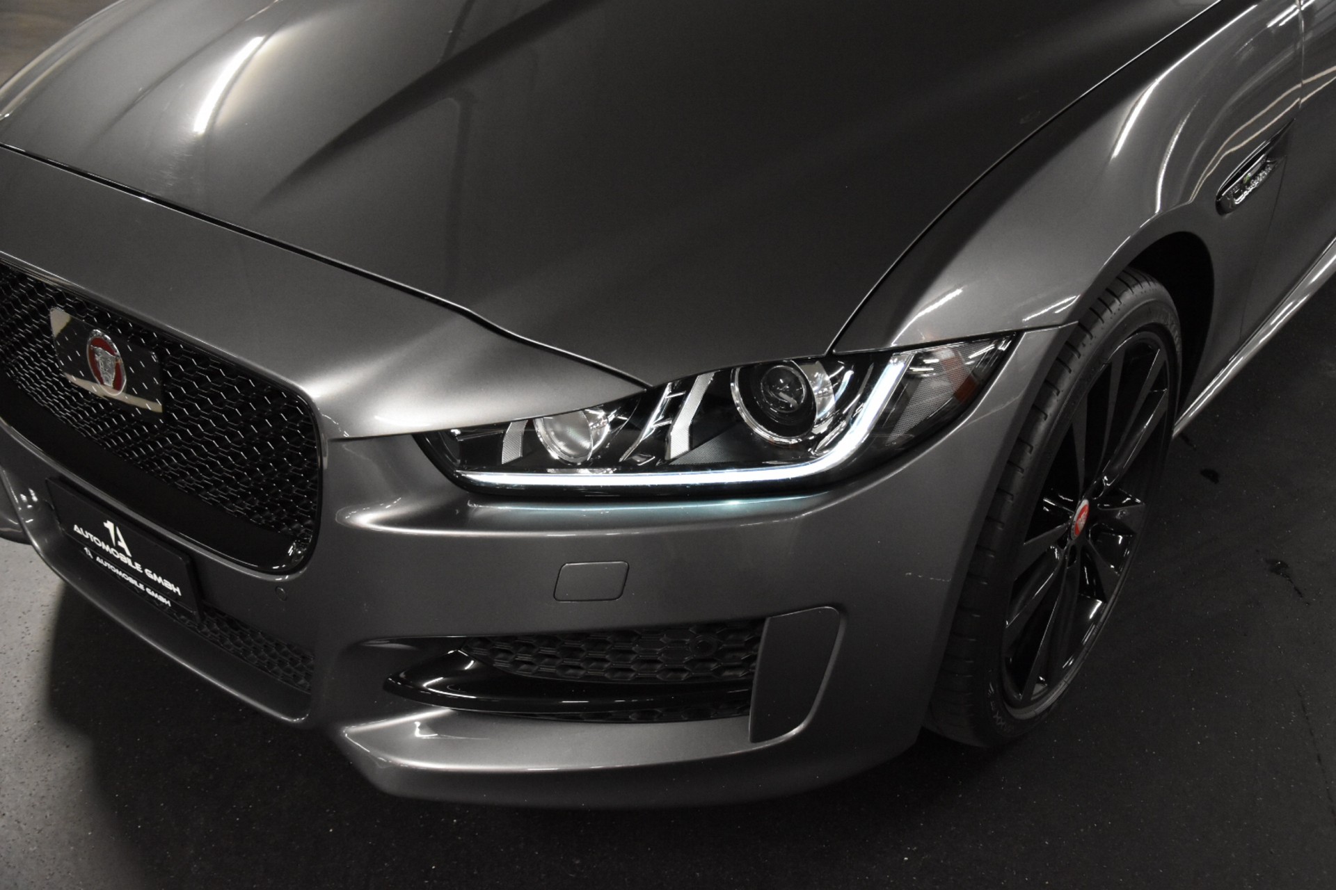 JAGUAR XE 20d R-Sport AWD Automat-image-1