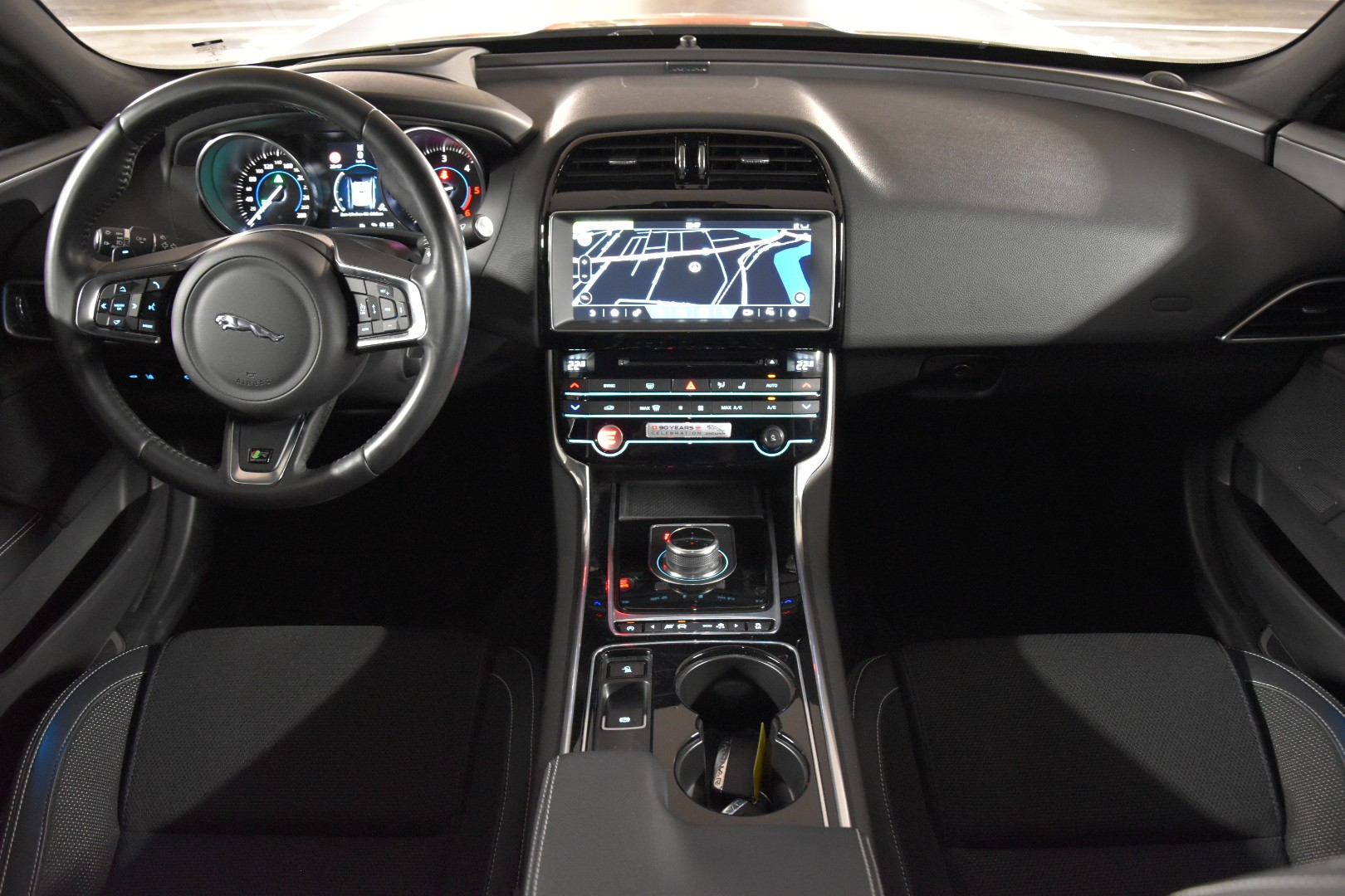 JAGUAR XE 20d R-Sport AWD Automat-image-13