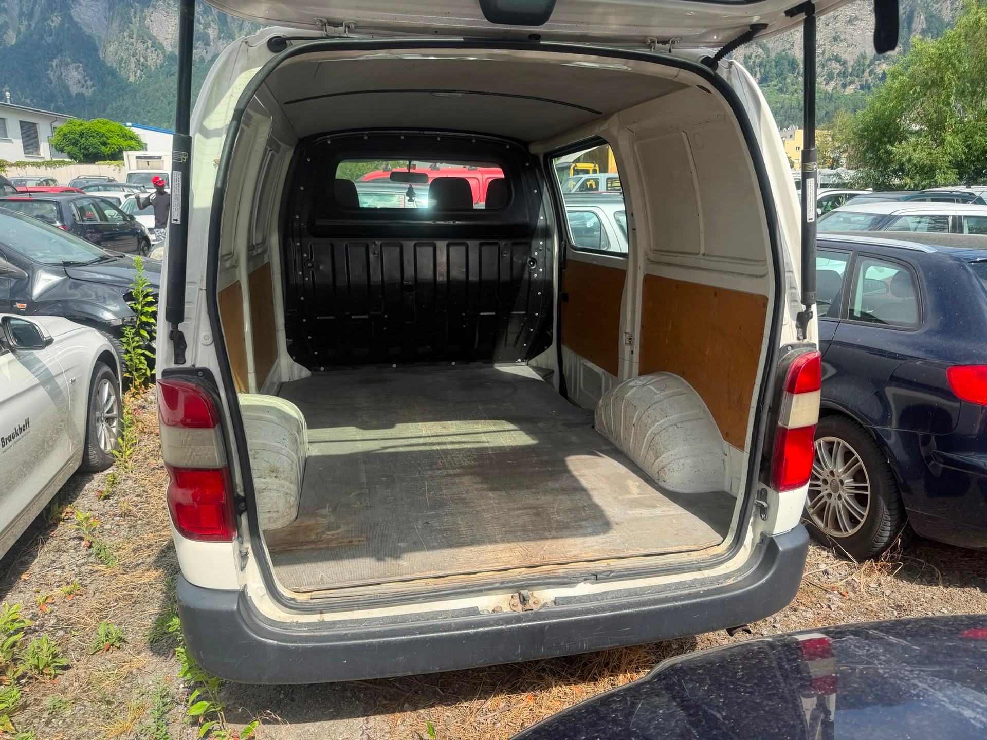 TOYOTA Hiace D-4D Van SWB-image-12