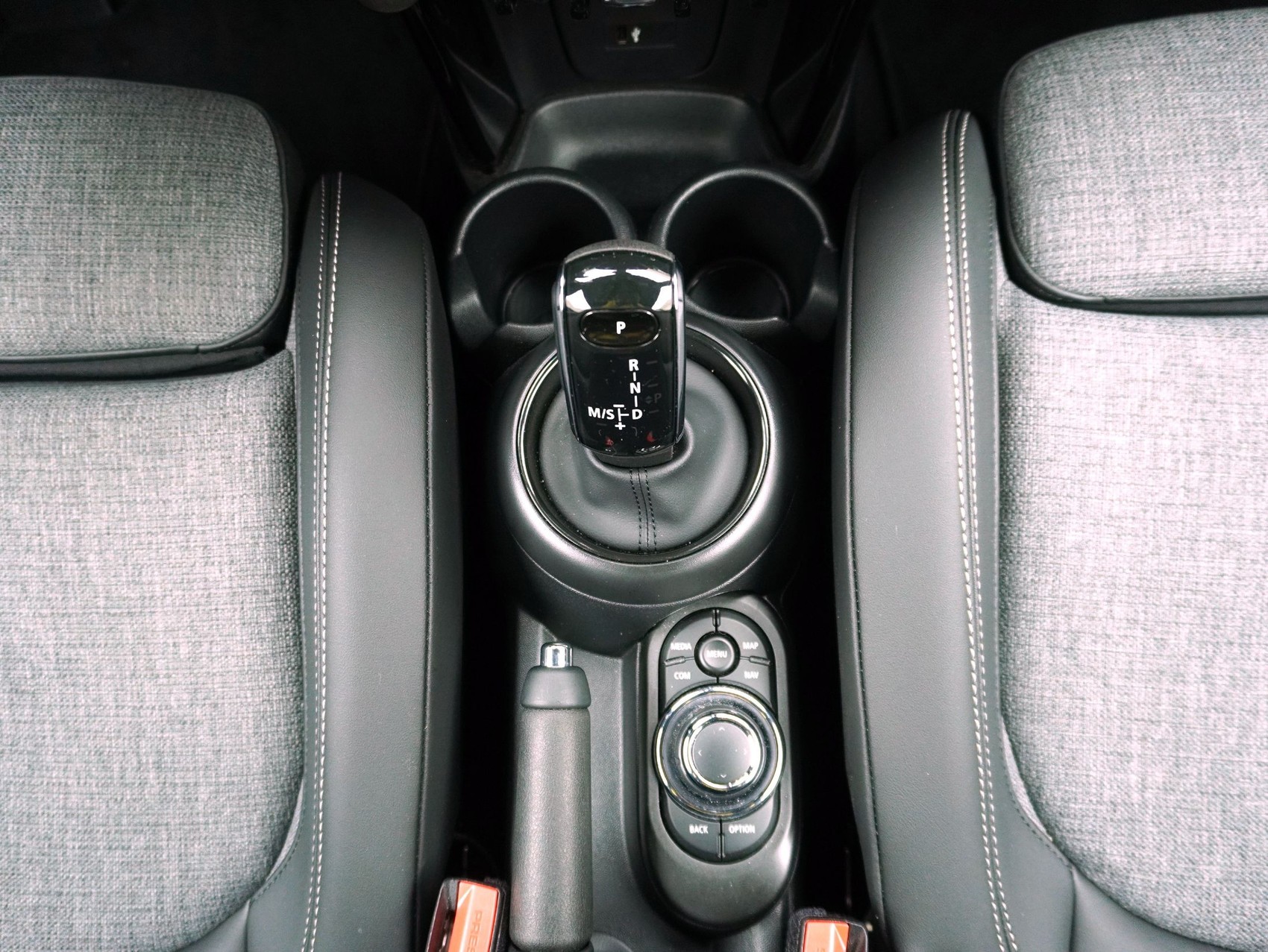 MINI Mini Cabrio F57 2.0i Cooper S-image-14