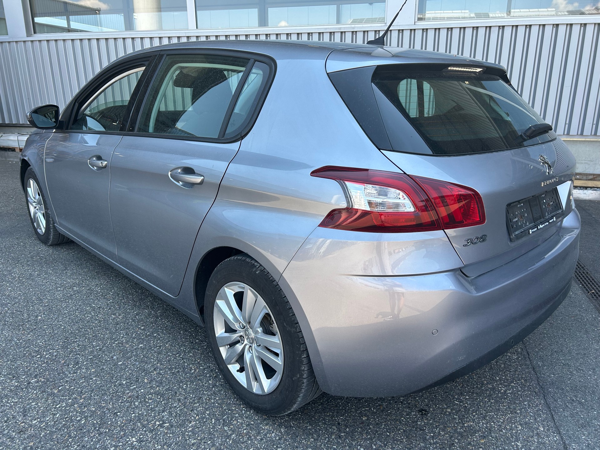 PEUGEOT 308 1.2 THP Style Automatic-image-5