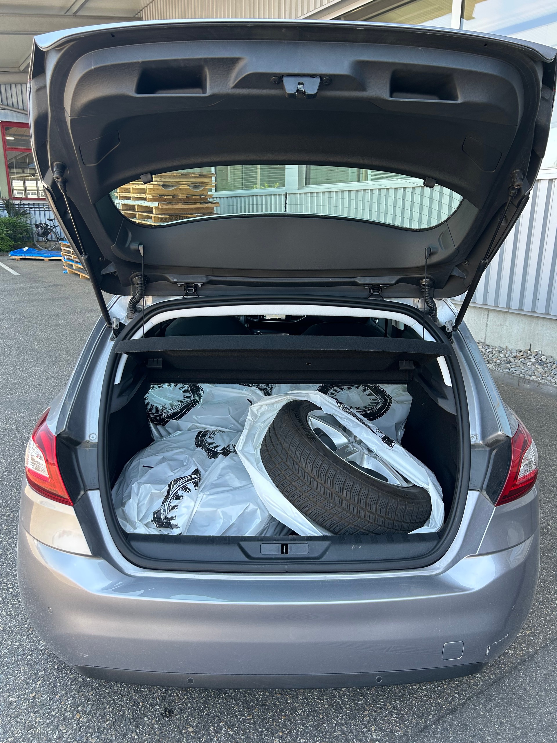PEUGEOT 308 1.2 THP Style Automatic-image-12