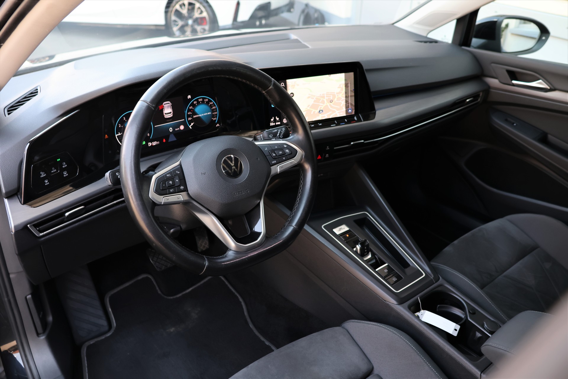 VW Golf 1.5 eTSI mHEV ACT First Edition DSG-image-10