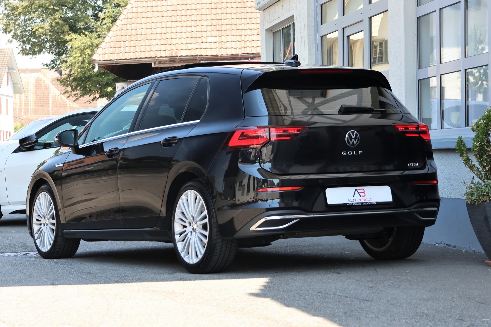 VW Golf 1.5 eTSI mHEV ACT First Edition DSG-image-2
