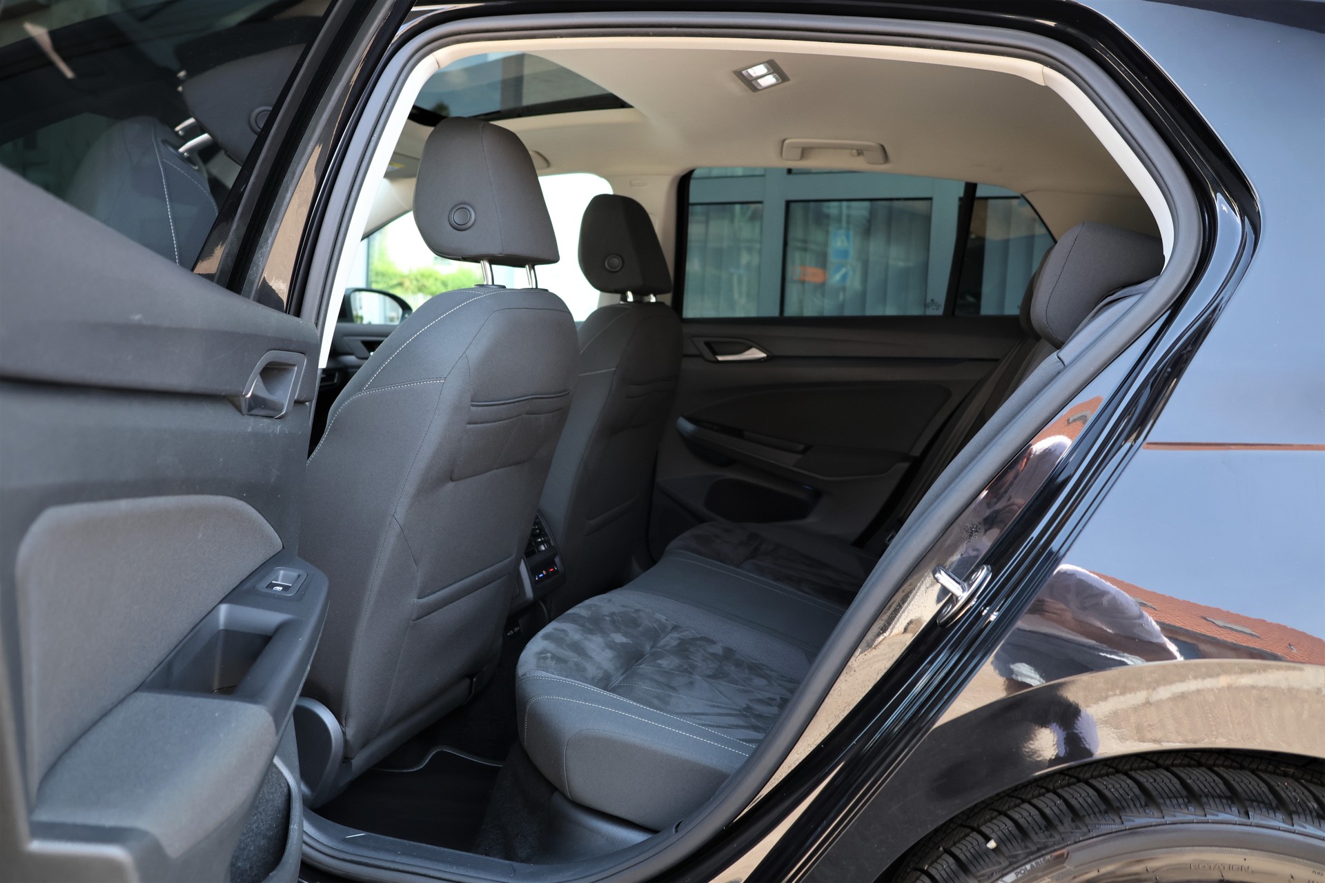 VW Golf 1.5 eTSI mHEV ACT First Edition DSG-image-12