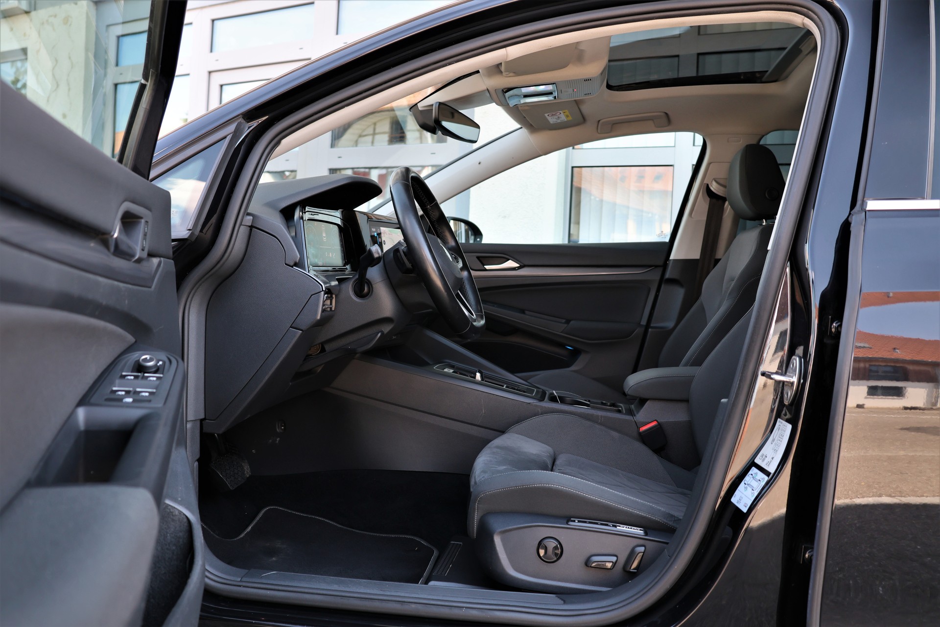 VW Golf 1.5 eTSI mHEV ACT First Edition DSG-image-9
