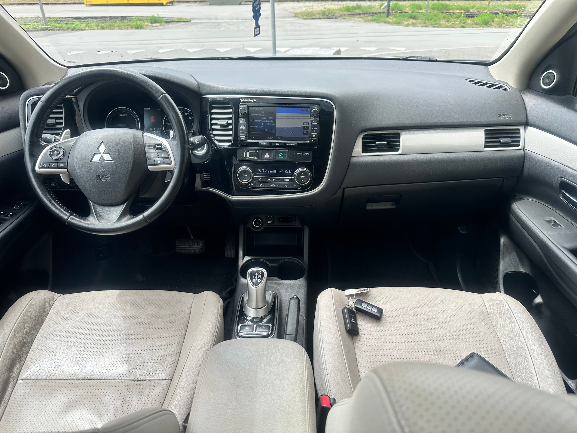 MITSUBISHI Outlander 2.0 PHEV Navigator eAssist-image-11