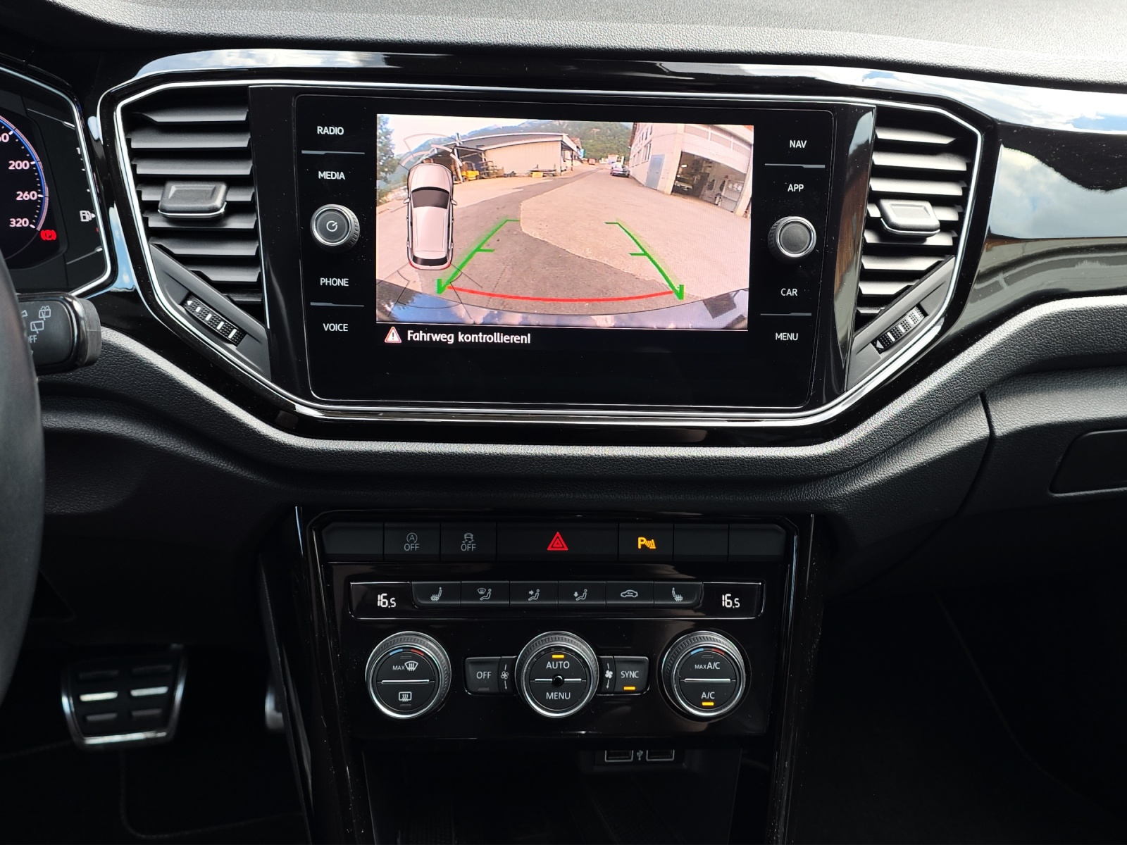 VW T-Roc 2.0 TSI R DSG 4Motion-image-11