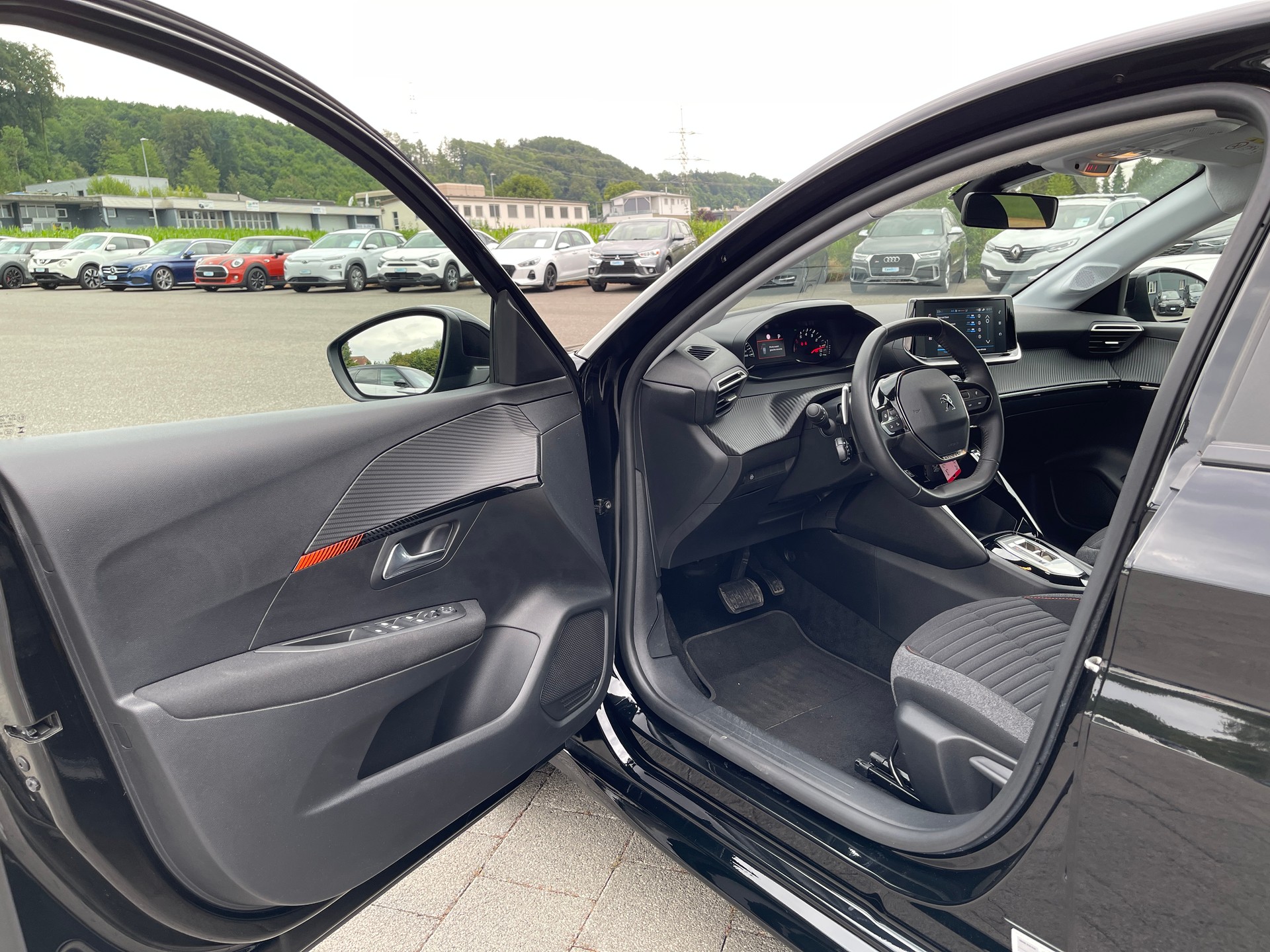 PEUGEOT 208 1.2 PureTech Active Pack EAT8-image-6