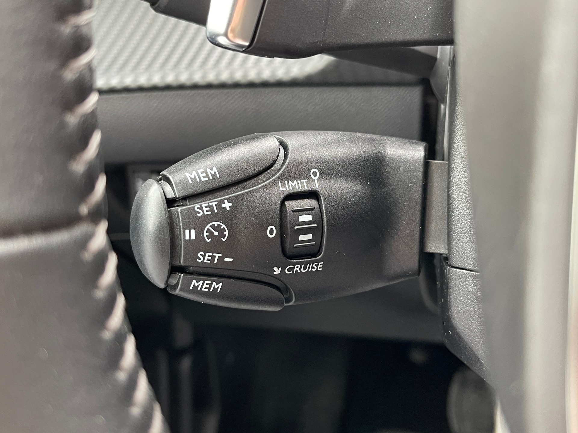 PEUGEOT 208 1.2 PureTech Active Pack EAT8-image-9